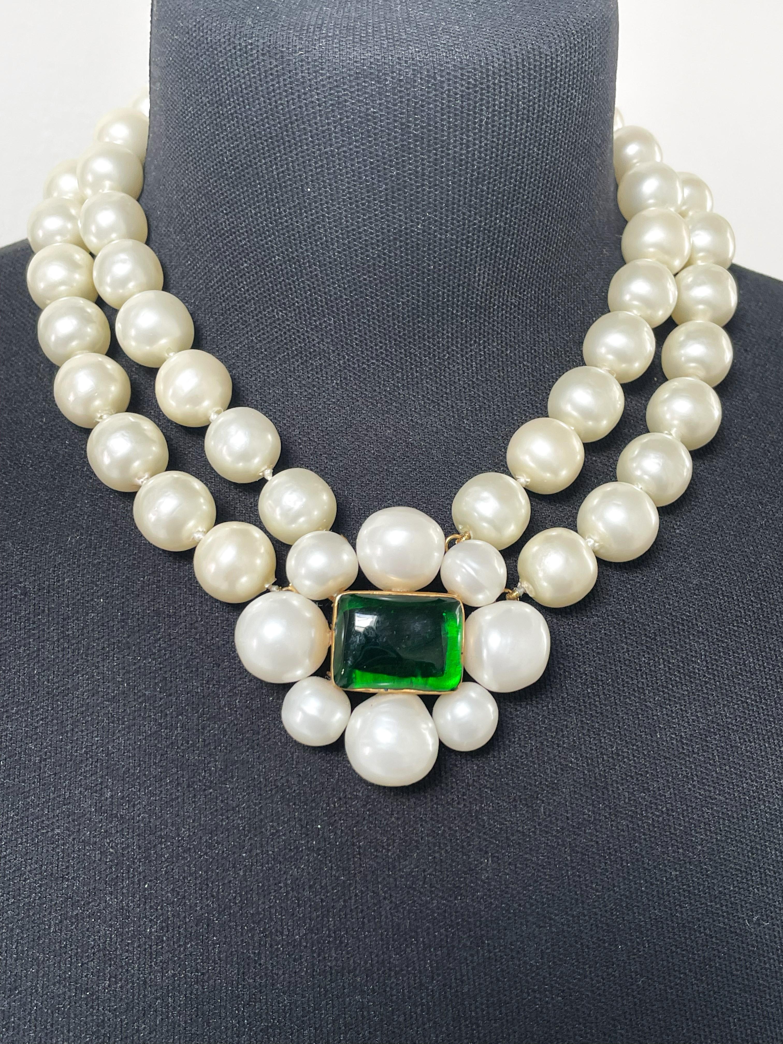 CHANEL 2 row collier with larg pearls,  green Gripoix signed 97A - 1997 Autumn For Sale 9