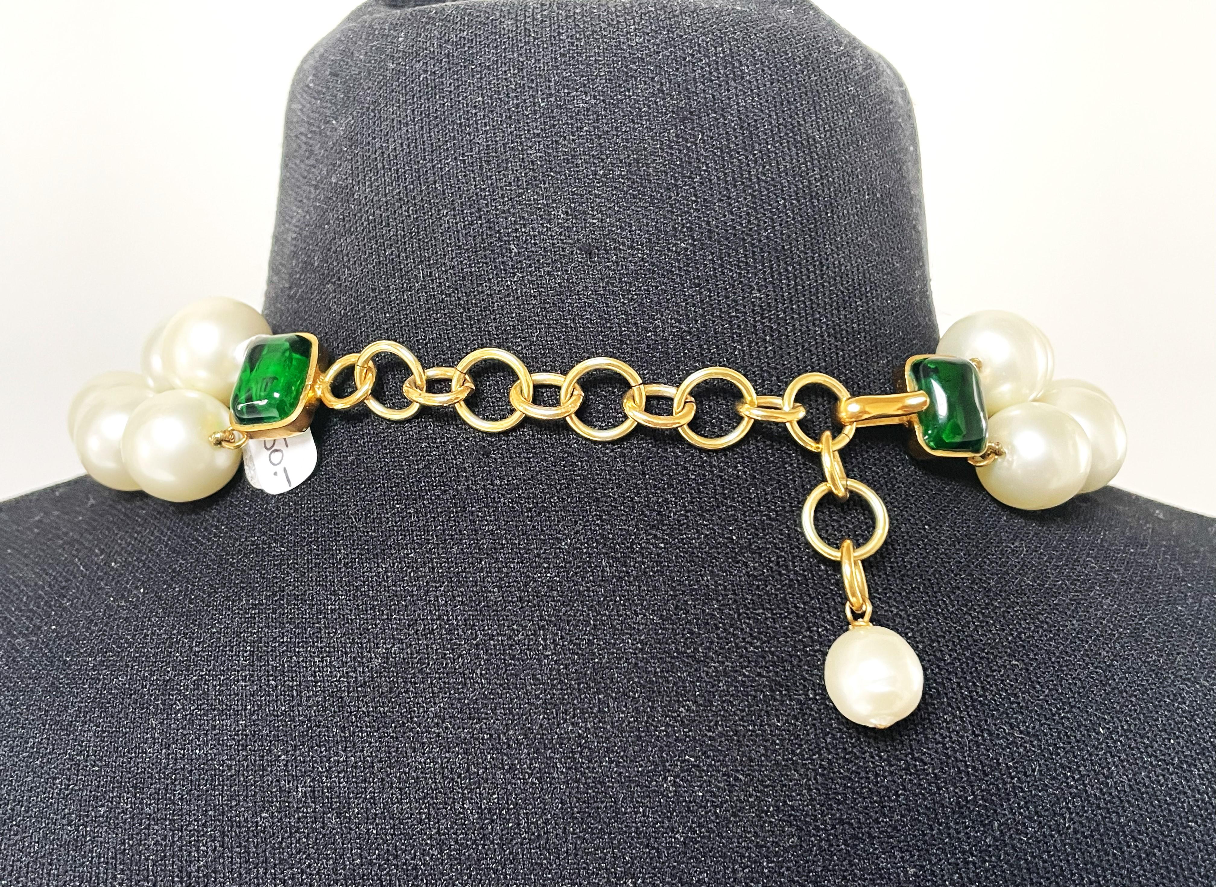 CHANEL 2 row collier with larg pearls,  green Gripoix signed 97A - 1997 Autumn For Sale 10