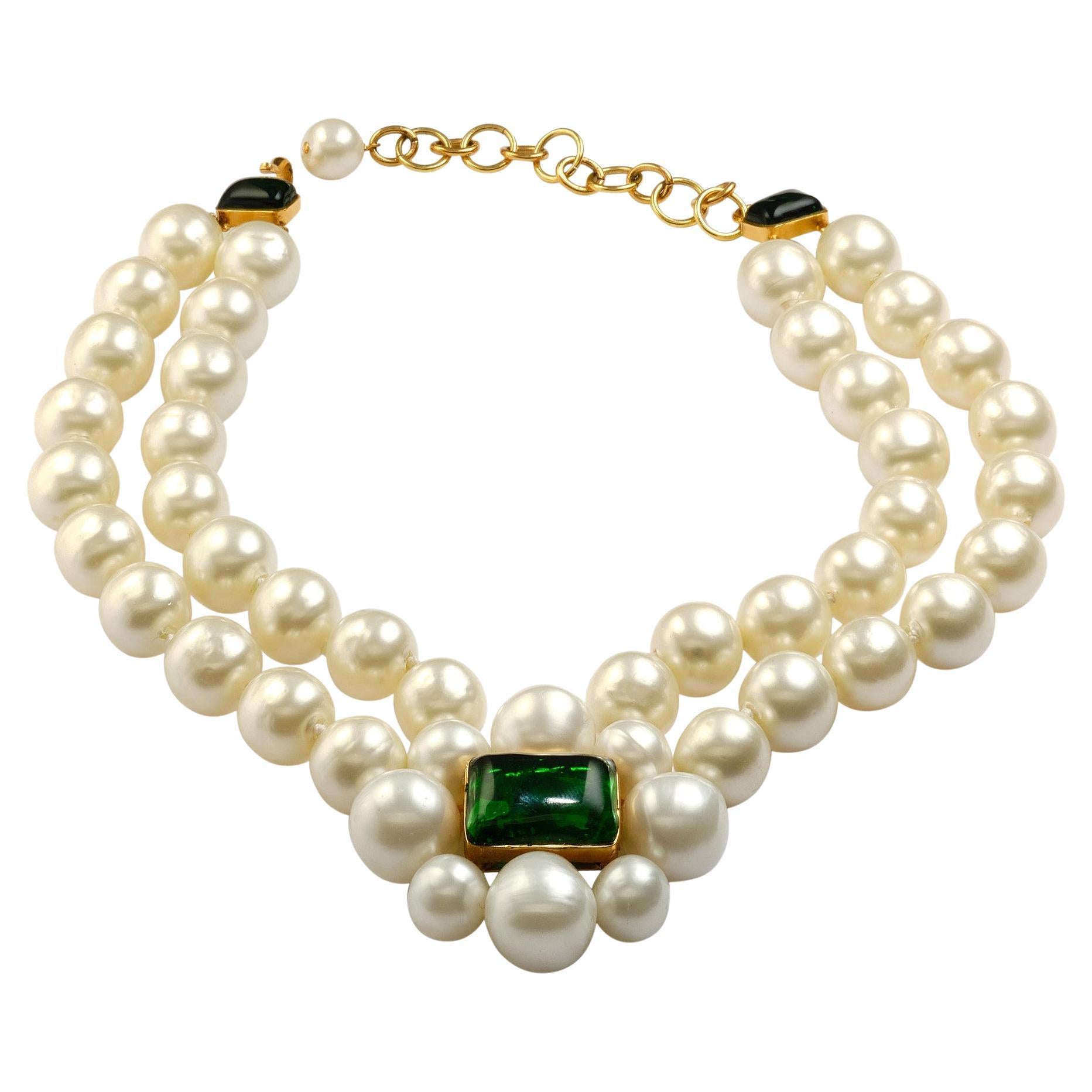 Magnifique collier CHANEL  (FABRIQUÉ EN FRANCE)  avec de très gros nœuds faits à la main  perles. Au milieu se trouve un camélia composé de 8 perles avec une pierre de verre verte de Gripoix au centre. Comme fermoir, le même Gripoix en vert avec