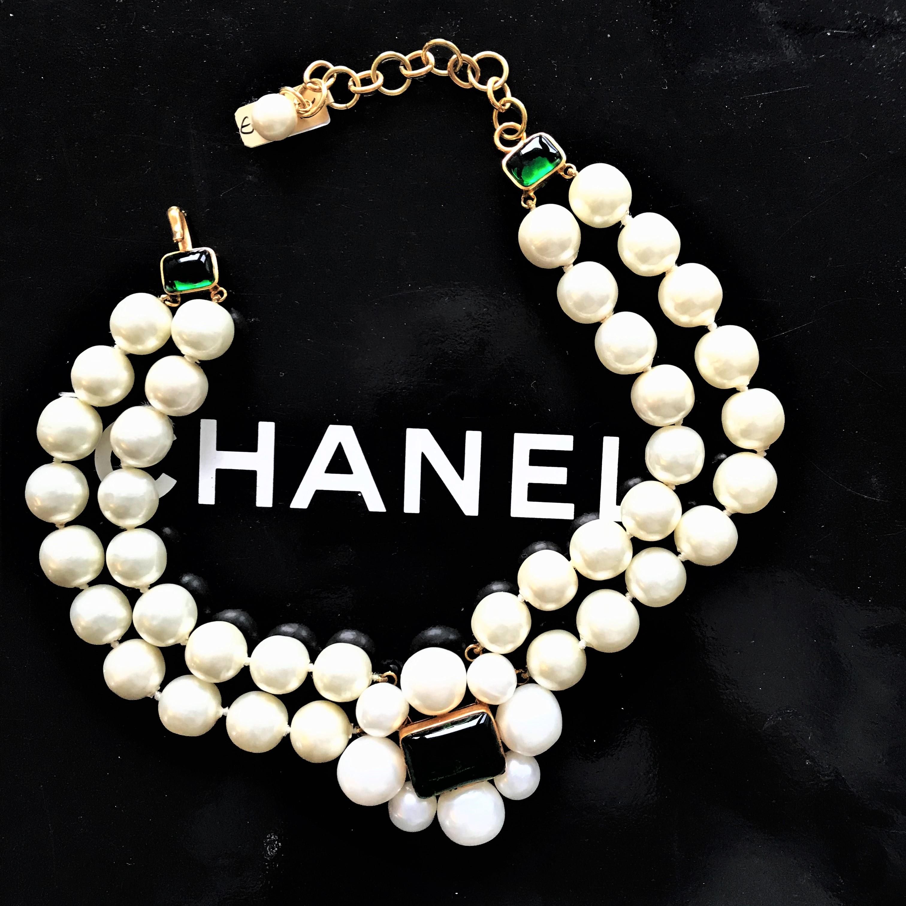 Artisan CHANEL 2 row collier with larg pearls,  green Gripoix signed 97A - 1997 Autumn For Sale
