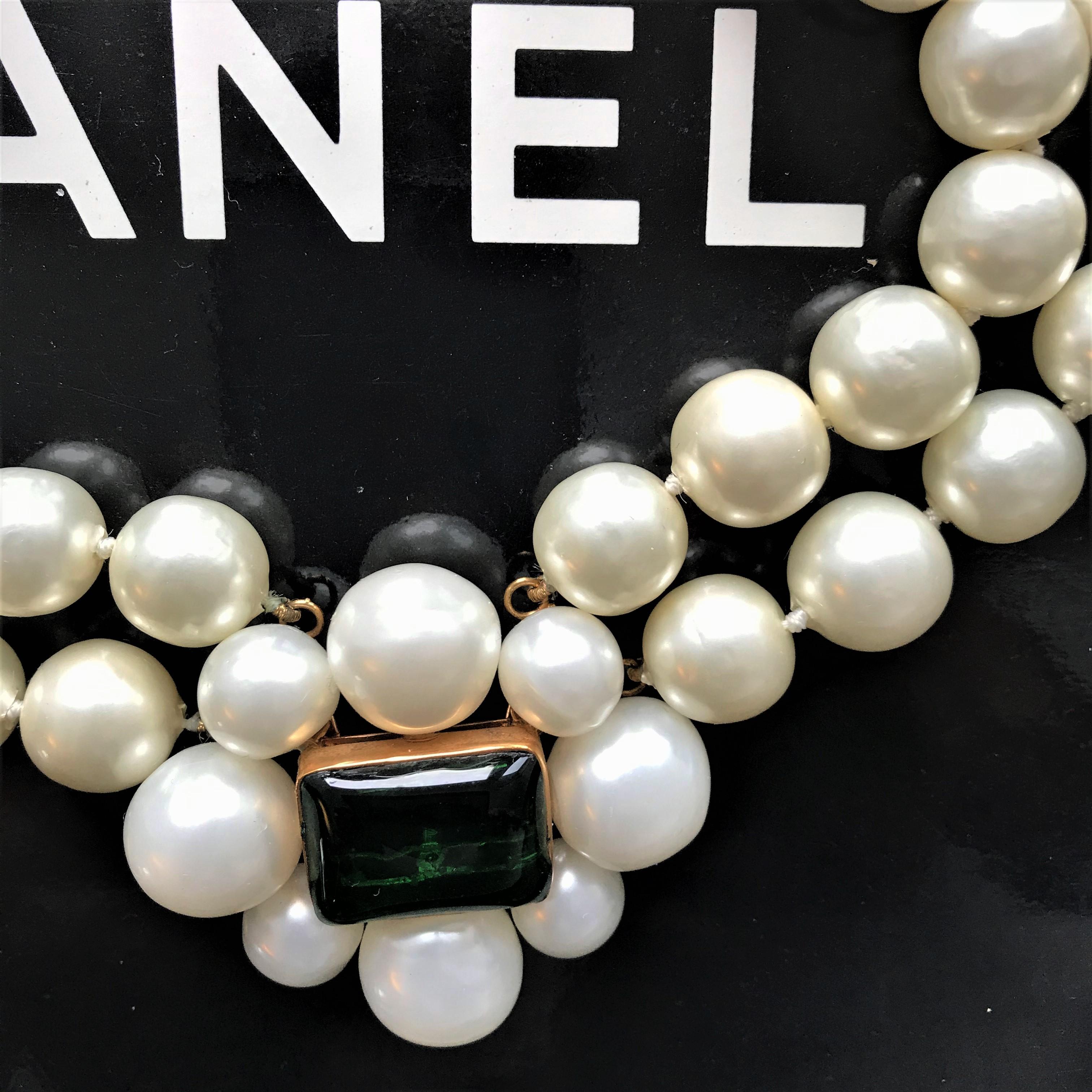 Bead CHANEL 2 row collier with larg pearls,  green Gripoix signed 97A - 1997 Autumn For Sale