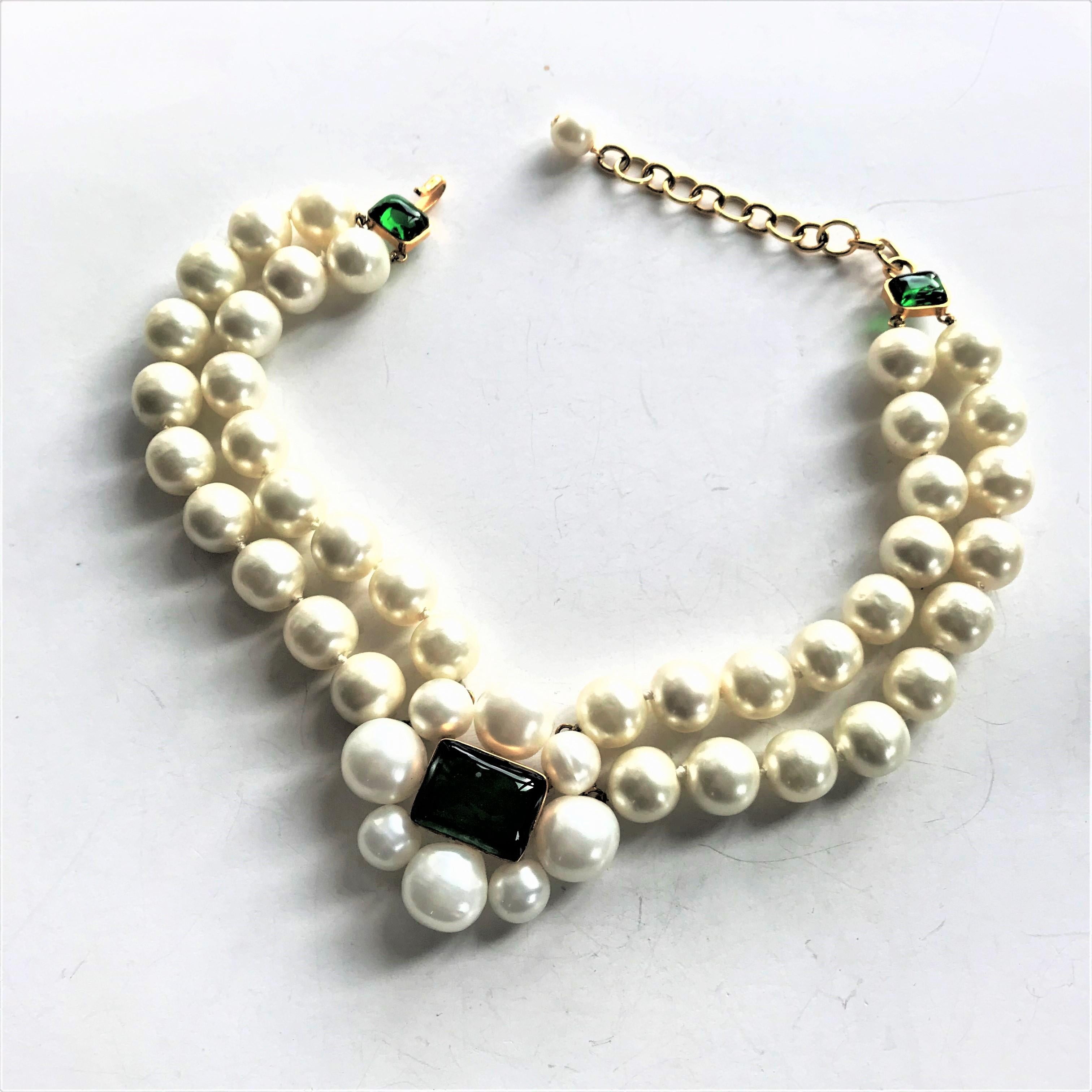 CHANEL 2 row collier with larg pearls,  green Gripoix signed 97A - 1997 Autumn In Excellent Condition For Sale In Stuttgart, DE