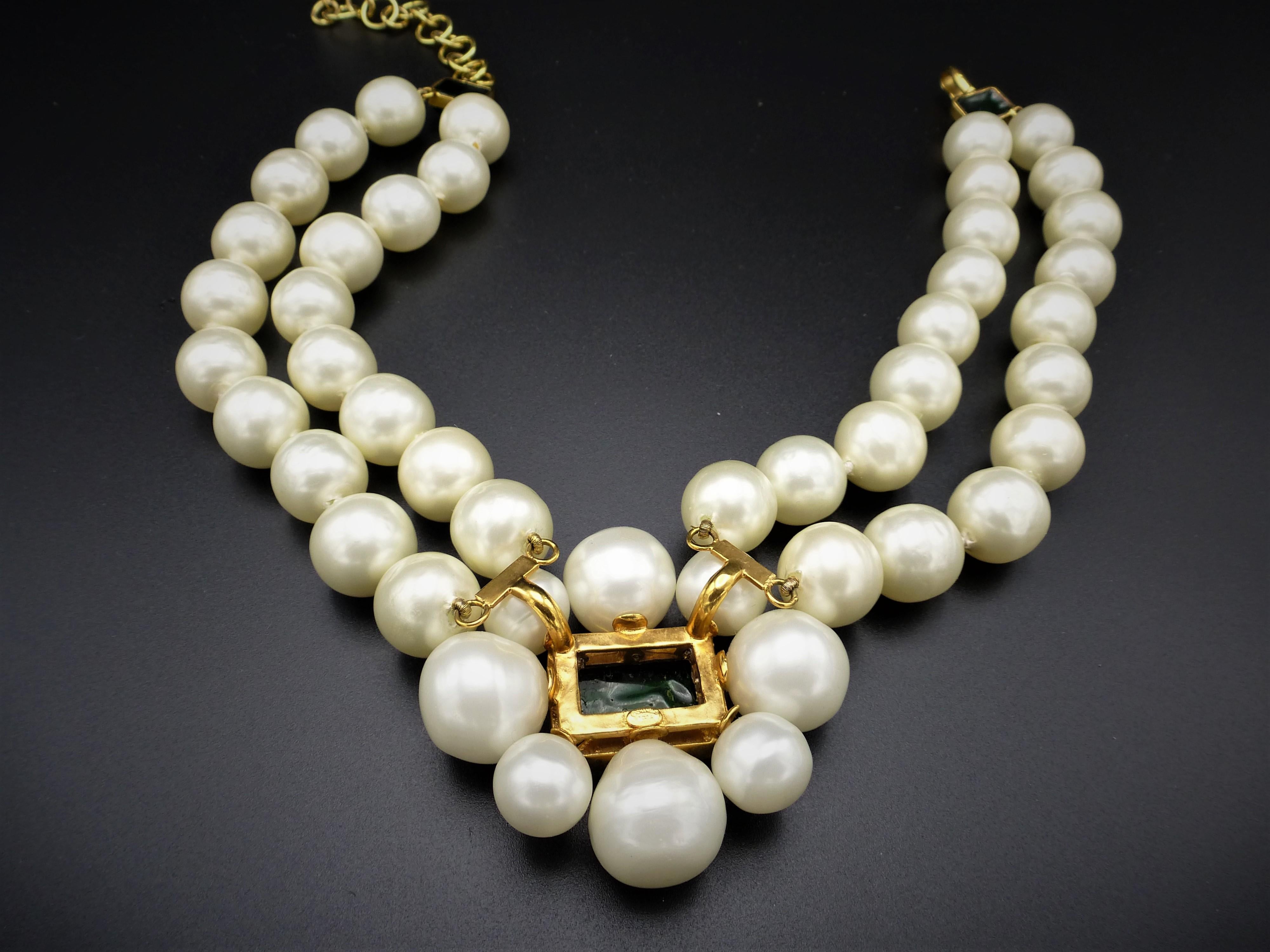 Women's CHANEL 2 row collier with larg pearls,  green Gripoix signed 97A - 1997 Autumn For Sale
