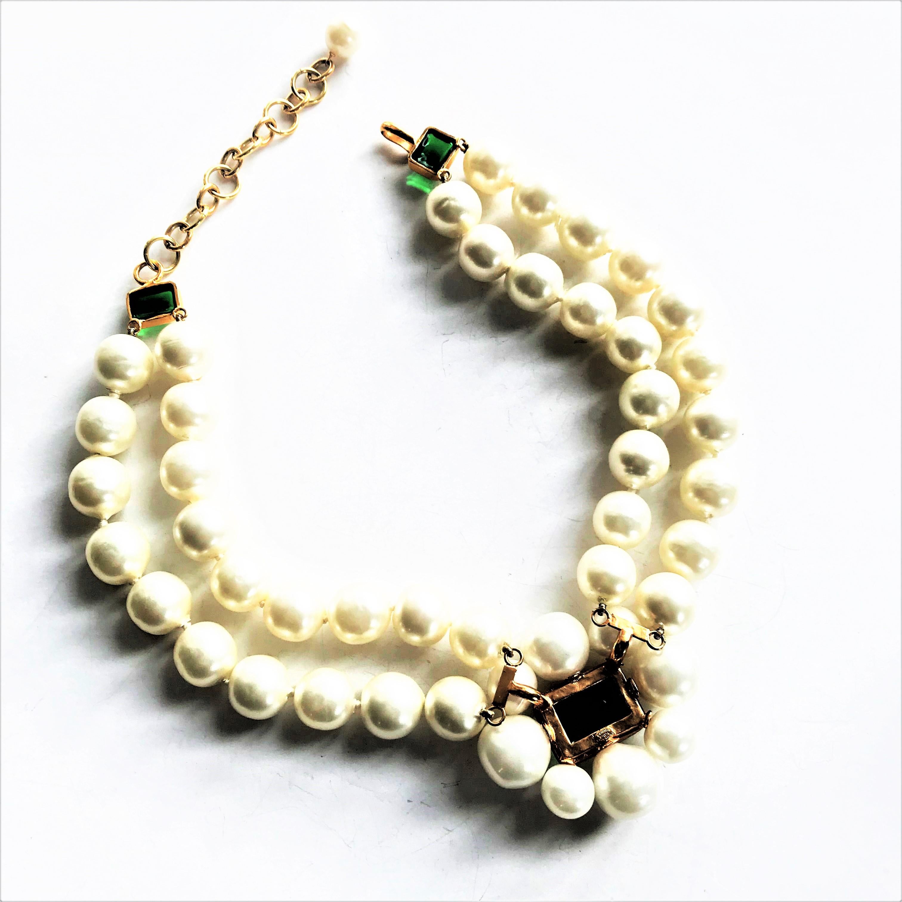 CHANEL 2 row collier with larg pearls,  green Gripoix signed 97A - 1997 Autumn For Sale 2