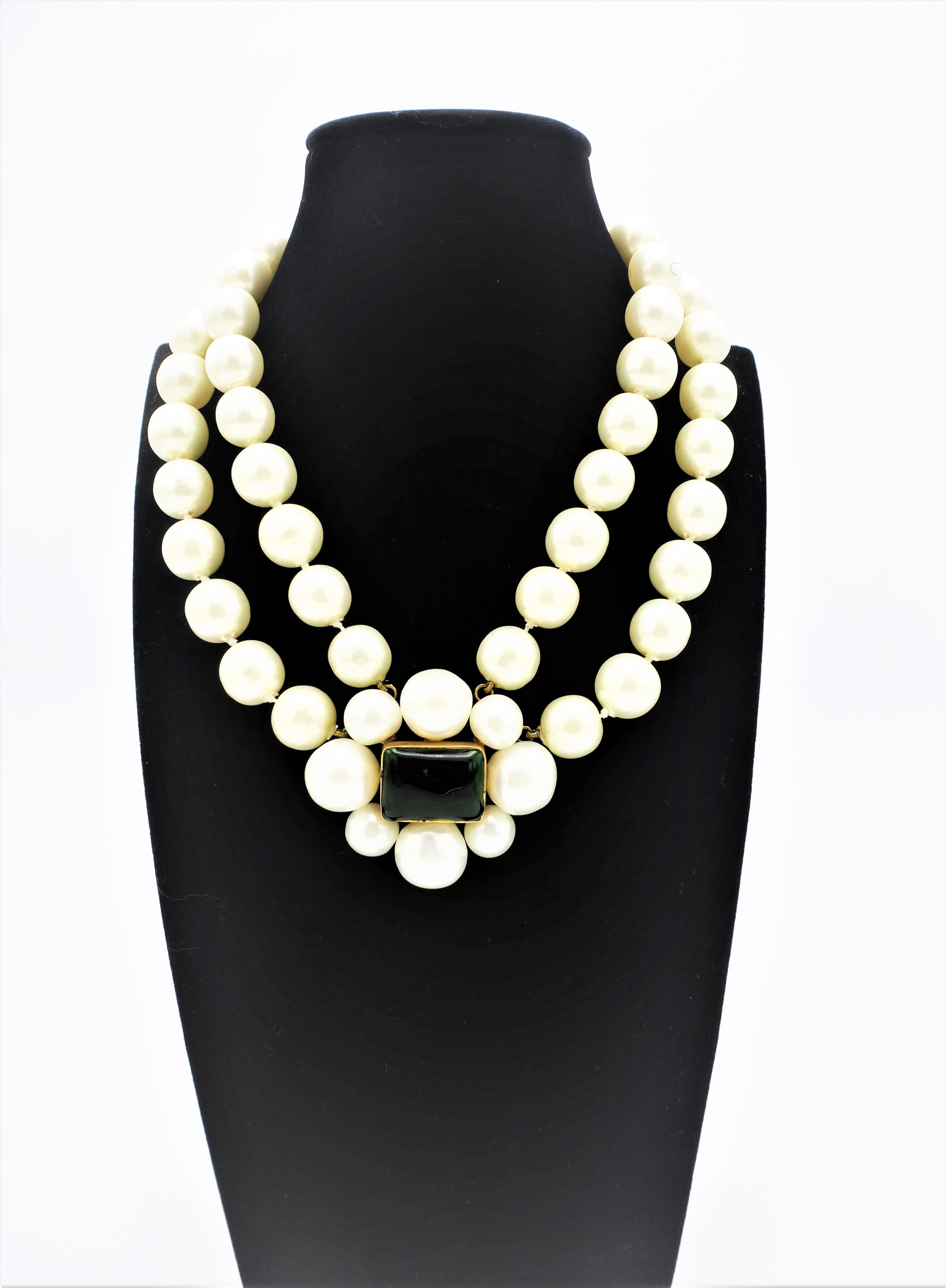 CHANEL 2 row collier with larg pearls,  green Gripoix signed 97A - 1997 Autumn For Sale 3