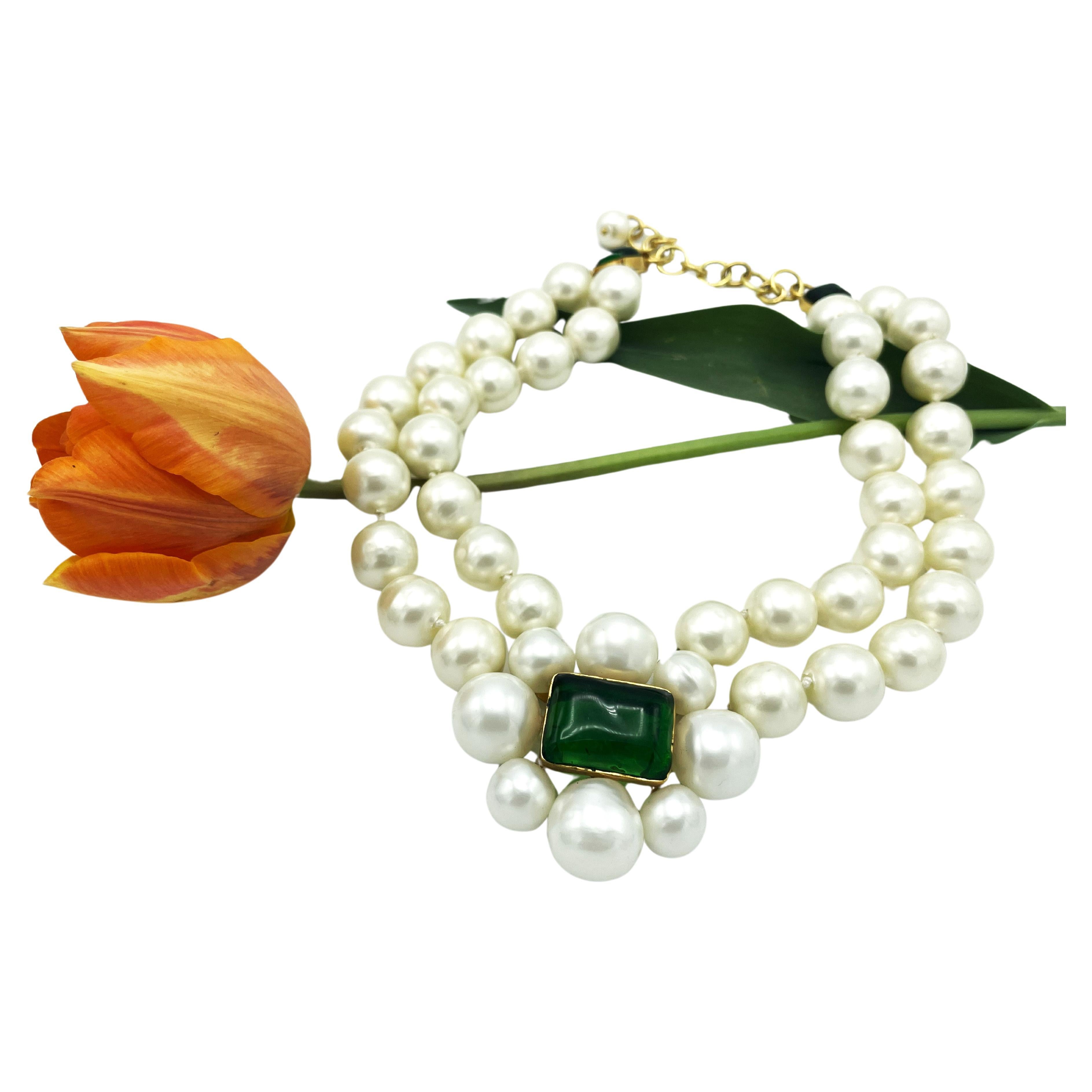 CHANEL 2 row collier with larg pearls,  green Gripoix signed 97A - 1997 Autumn For Sale