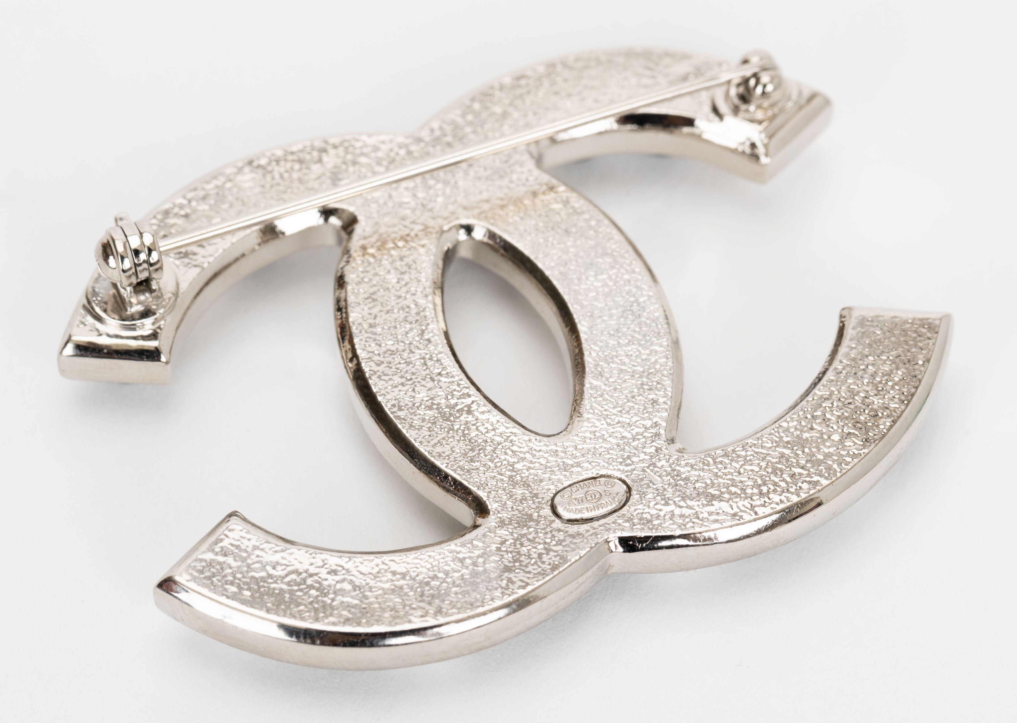 Broche Chanel 2 Tonos Perla Logo CC en venta 1