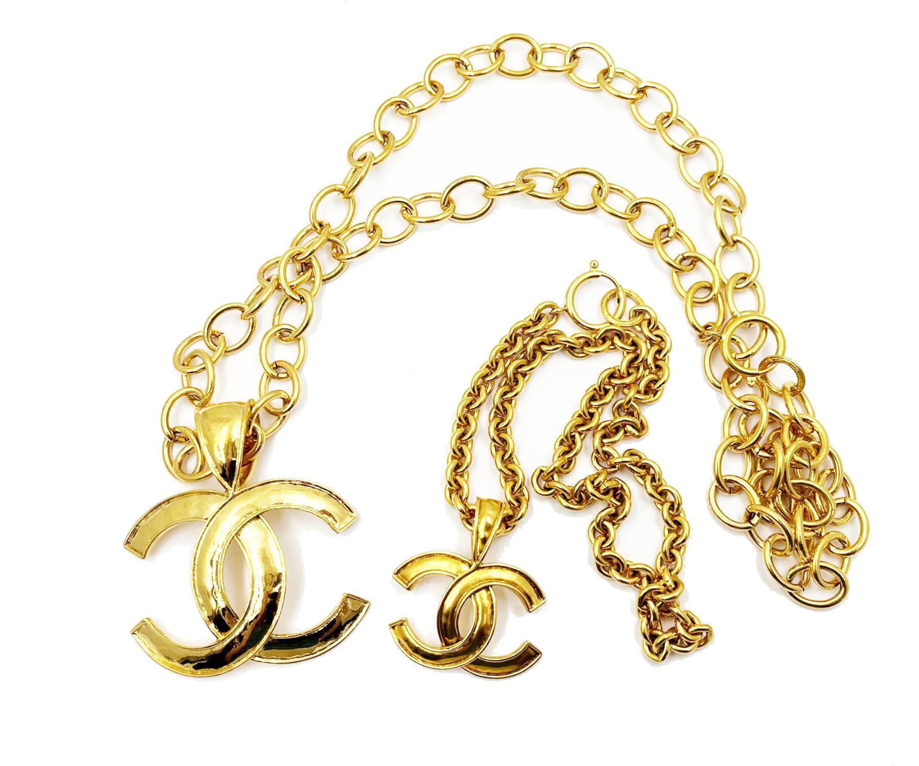 Chanel 2 Vintage Gold Plated CC Big Small Pendant Necklaces Set

*Marked 94
*Made in France
*Comes with the original box

-The large pendant necklace is approximately 32″ long, pendant is about 2.75″ x 2″.
-The small pendant necklace is