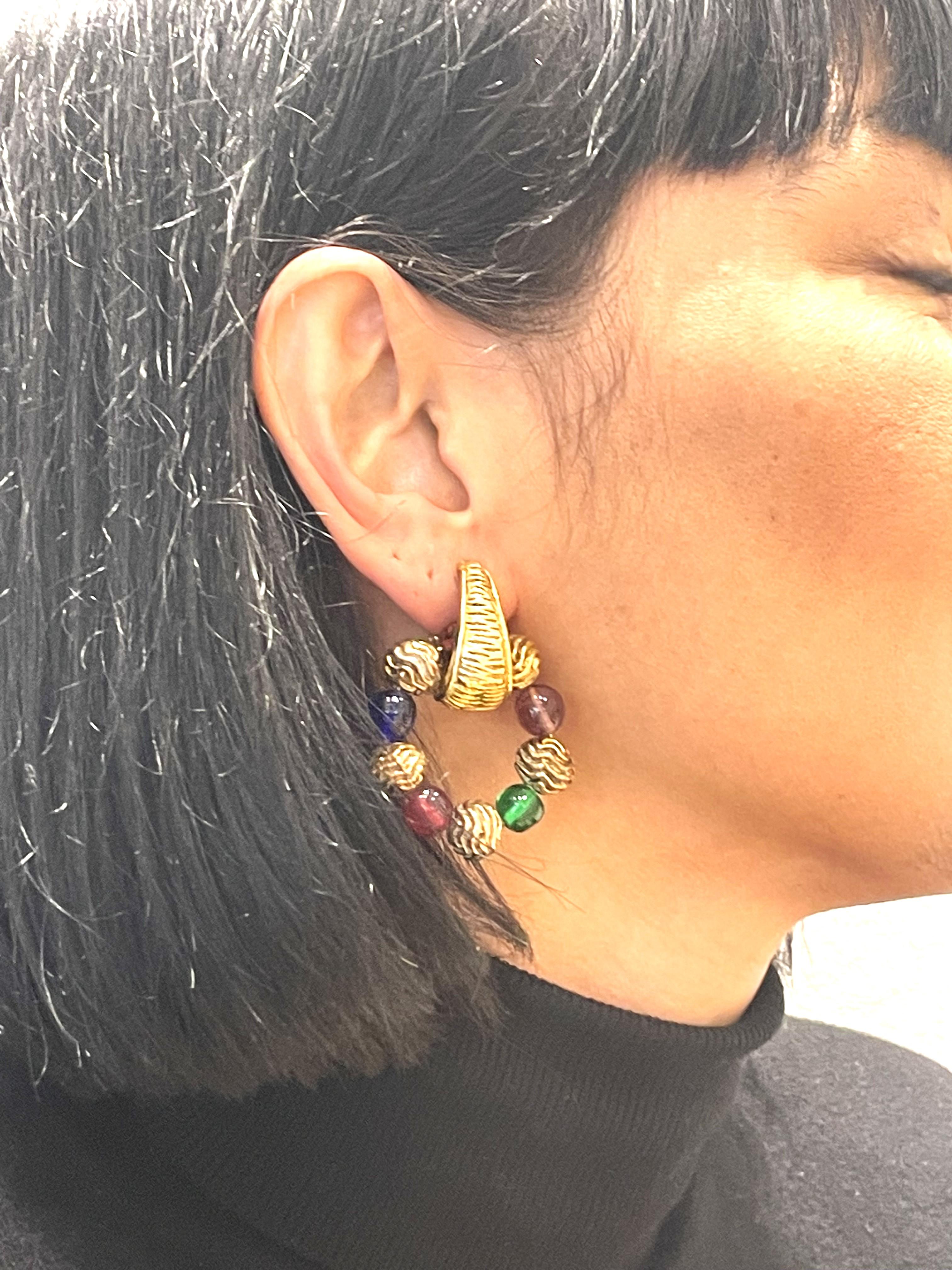 Rare vintage ear clips by Chanel that can be worn in 2 ways. The small upper clip individually or with the attached creole. This is equipped with 10 balls, 5 colorful Gripoix balls and 5 gold-plated balls. Signed in the upper part of the clip with