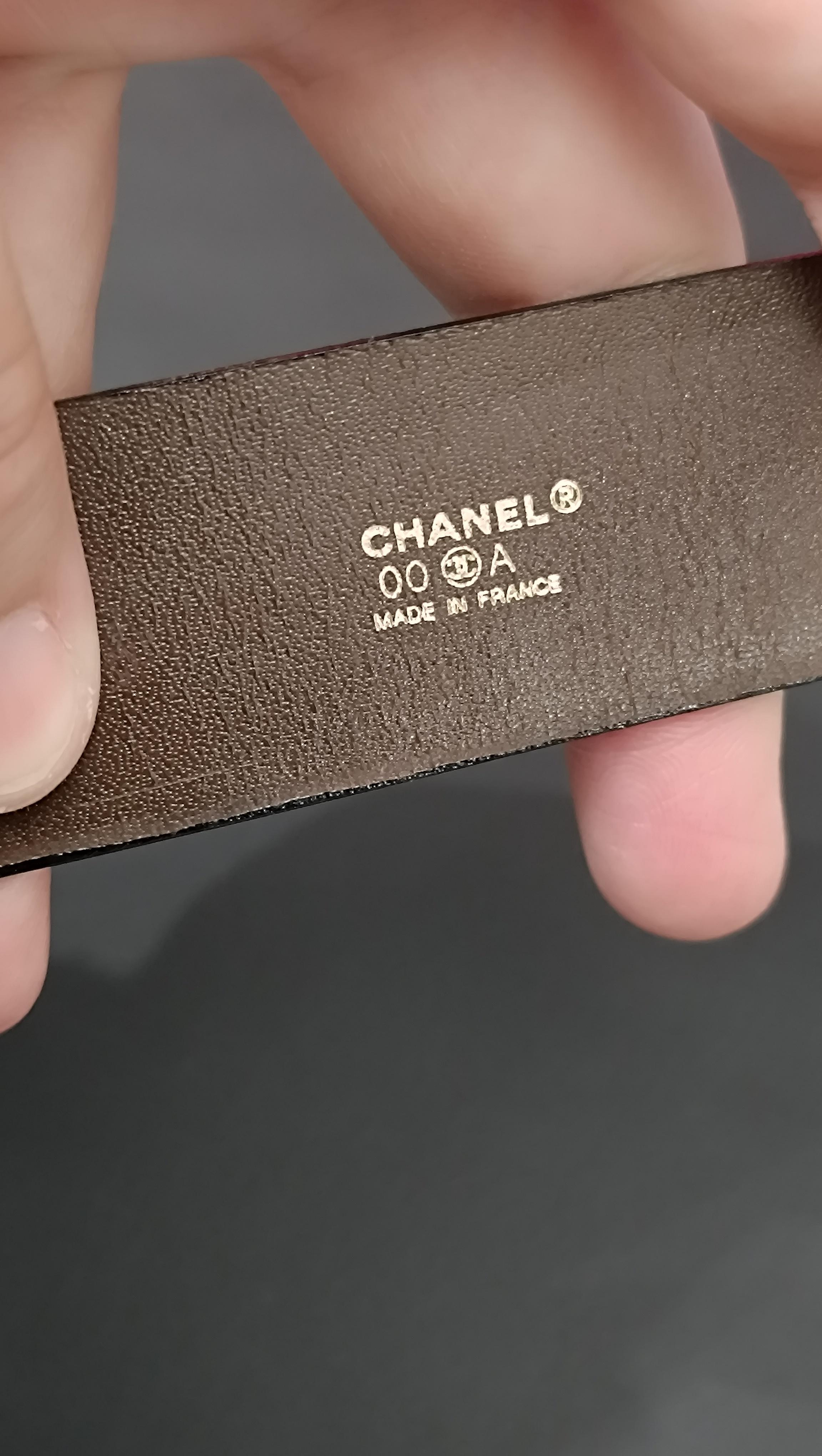 Women's or Men's CHANEL 2000 00A leather Belt with brushed metal buckle For Sale