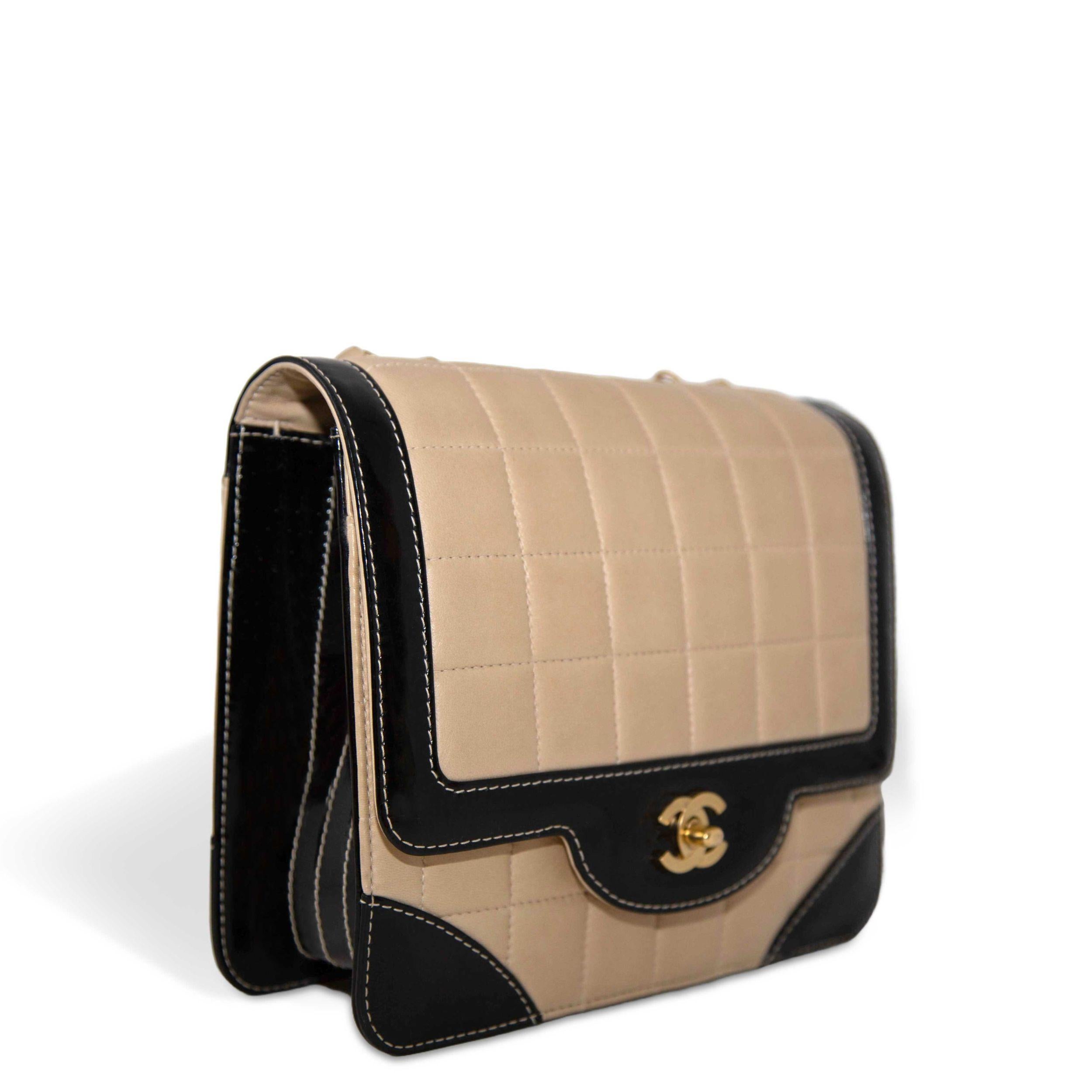 Beige with contrast black detailing
Signature Choco Bar quilting

Signature interlocking CC logo
Turn-lock fastening
Main compartment
Serial code: 6463747 2000-2002
Condition: Very Good
This bag shows signs of wear. Comes with original box, dustbag,