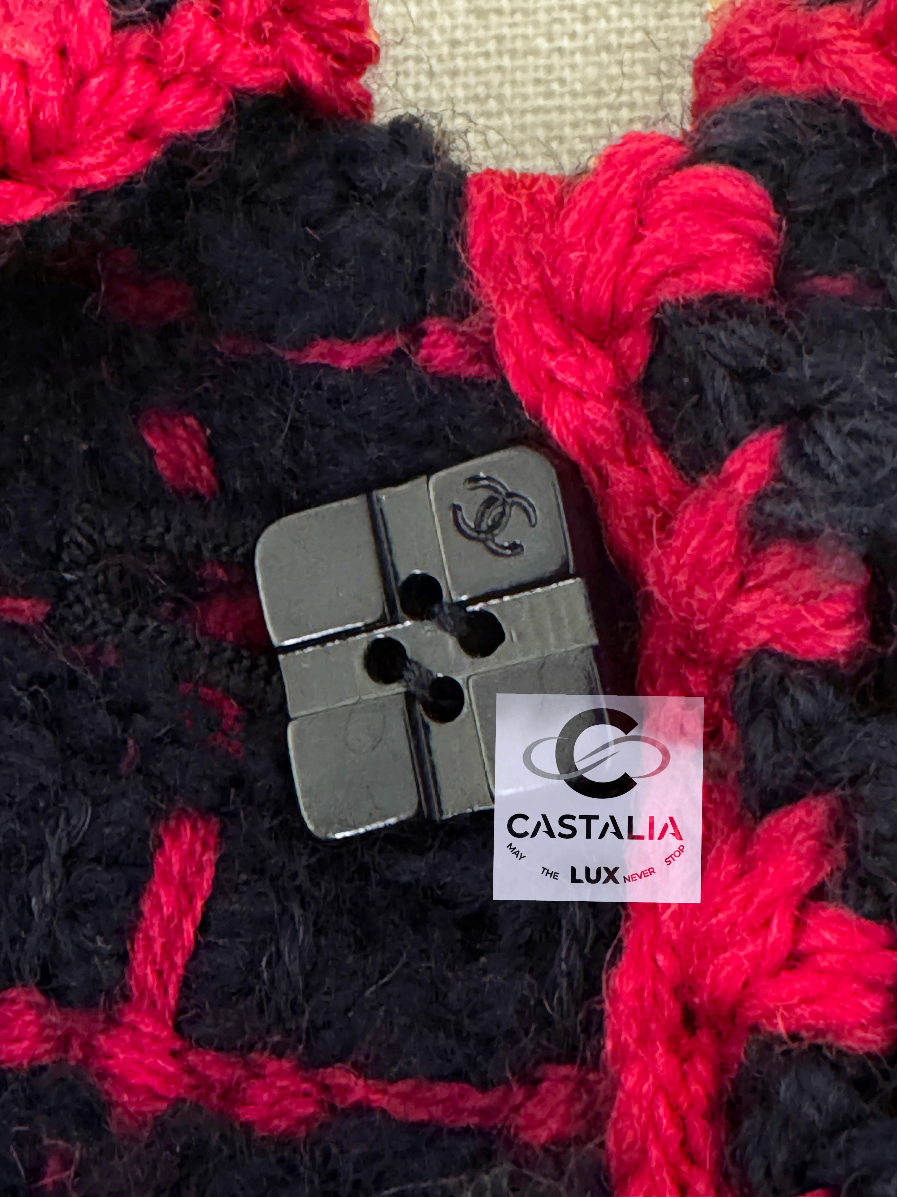 CHANEL 2000 Artefacto Abrigo de tweed con cinturón con logotipo 40 FR en venta 6