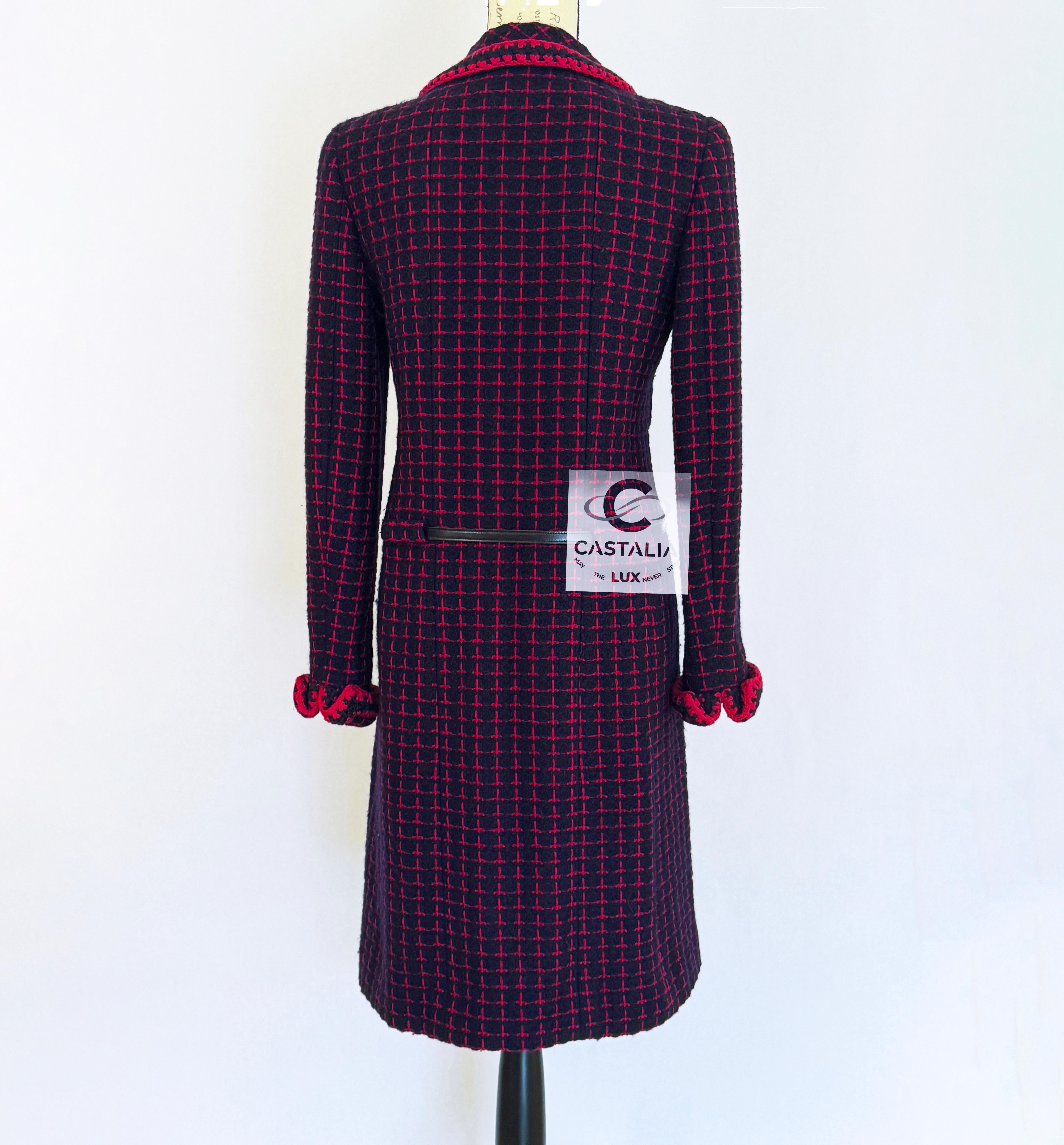 CHANEL 2000 Artefacto Abrigo de tweed con cinturón con logotipo 40 FR en venta 7
