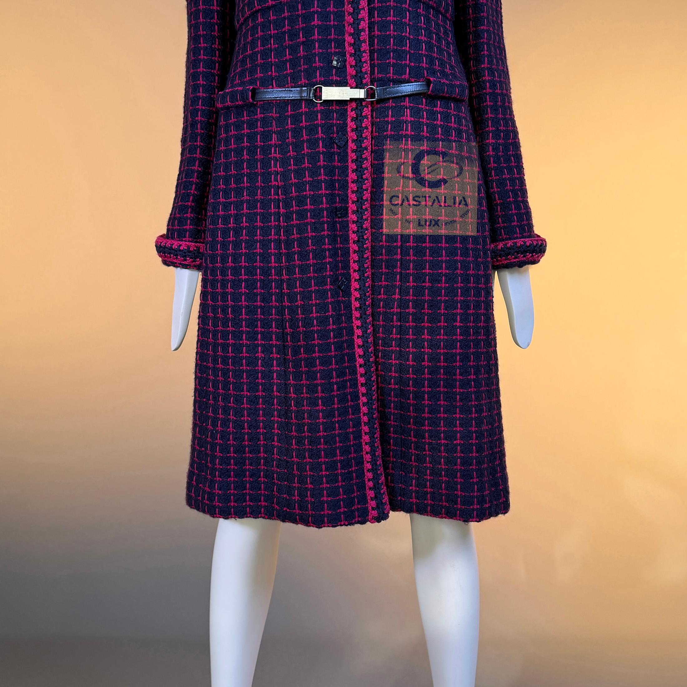 CHANEL 2000 Artefact Manteau en tweed avec ceinture à logo 40 FR en vente 8