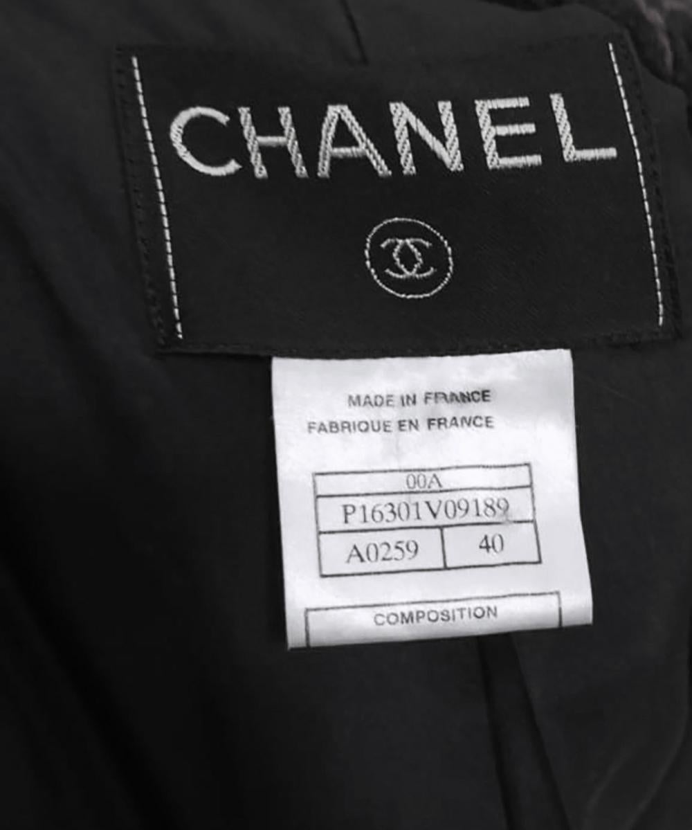 CHANEL 2000 Artefacto Abrigo de tweed con cinturón con logotipo 40 FR en venta 9