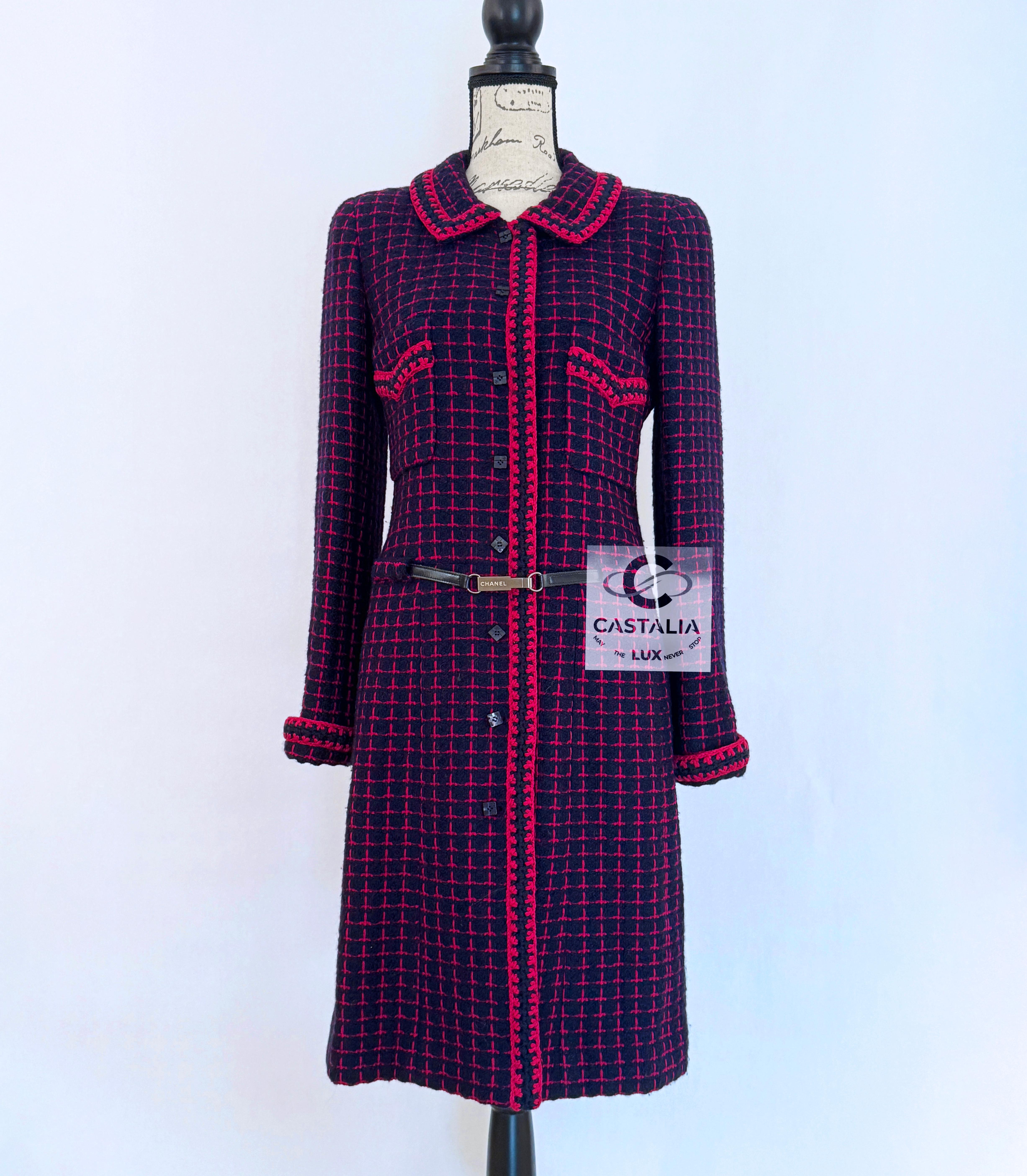 CHANEL 2000 Artefacto Abrigo de tweed con cinturón con logotipo 40 FR en Excelente estado para la venta en Dubai, AE