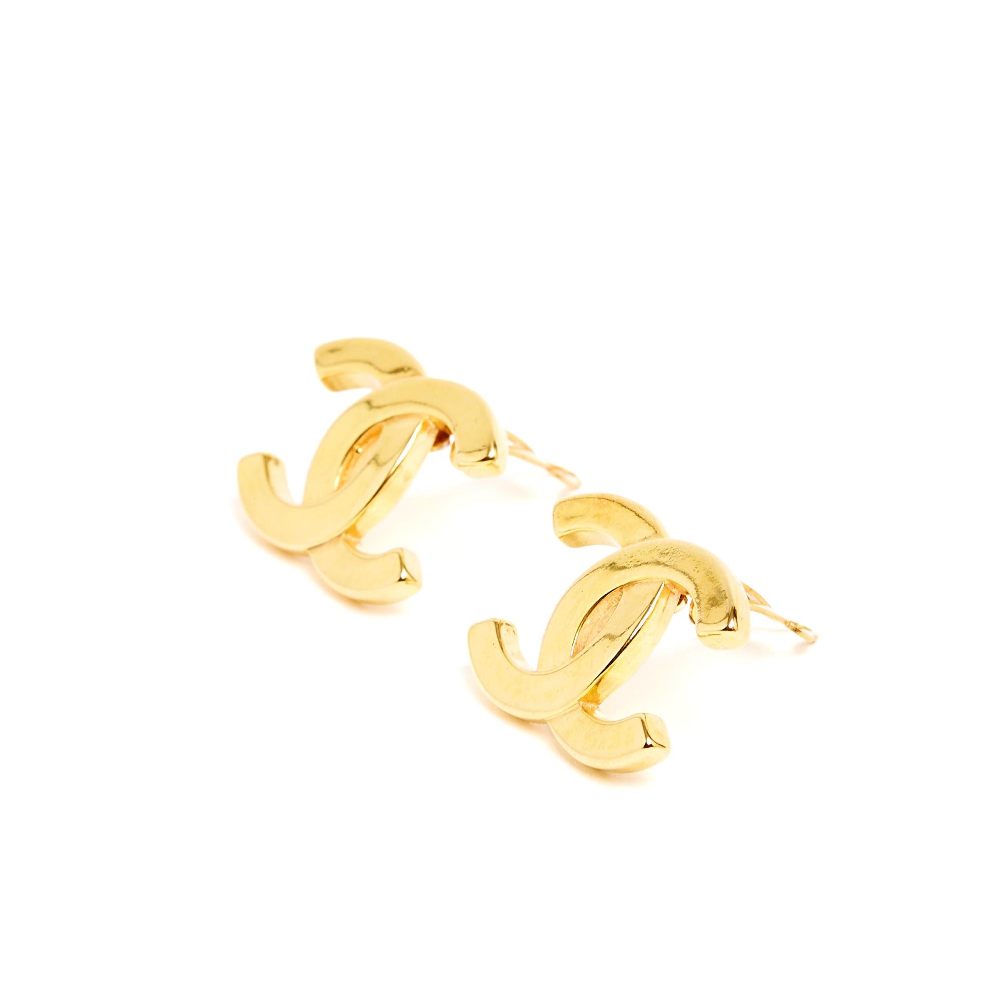 Pendientes Chanel del año 2000, clips de metal dorado con un gran motivo del logotipo CC. Anchura 2,5 cm x altura 1,95 cm. Los clips se entregan sin factura ni embalaje original, pero están firmados con su pegatina de autenticidad, en muy buen