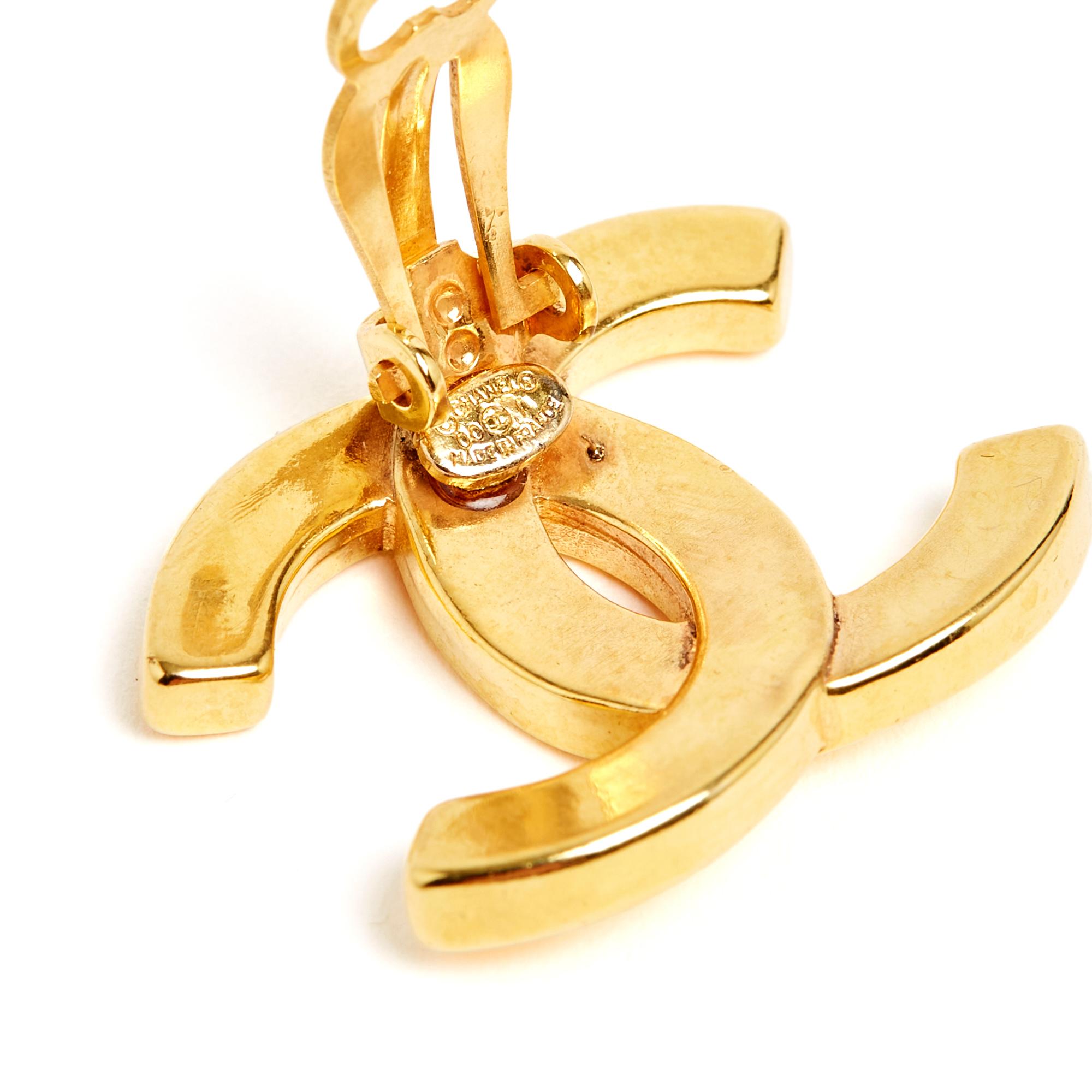 Chanel 2000 Boucles d'oreille Clips CC maxi pendientes dorados de clip en Excelente estado para la venta en PARIS, FR