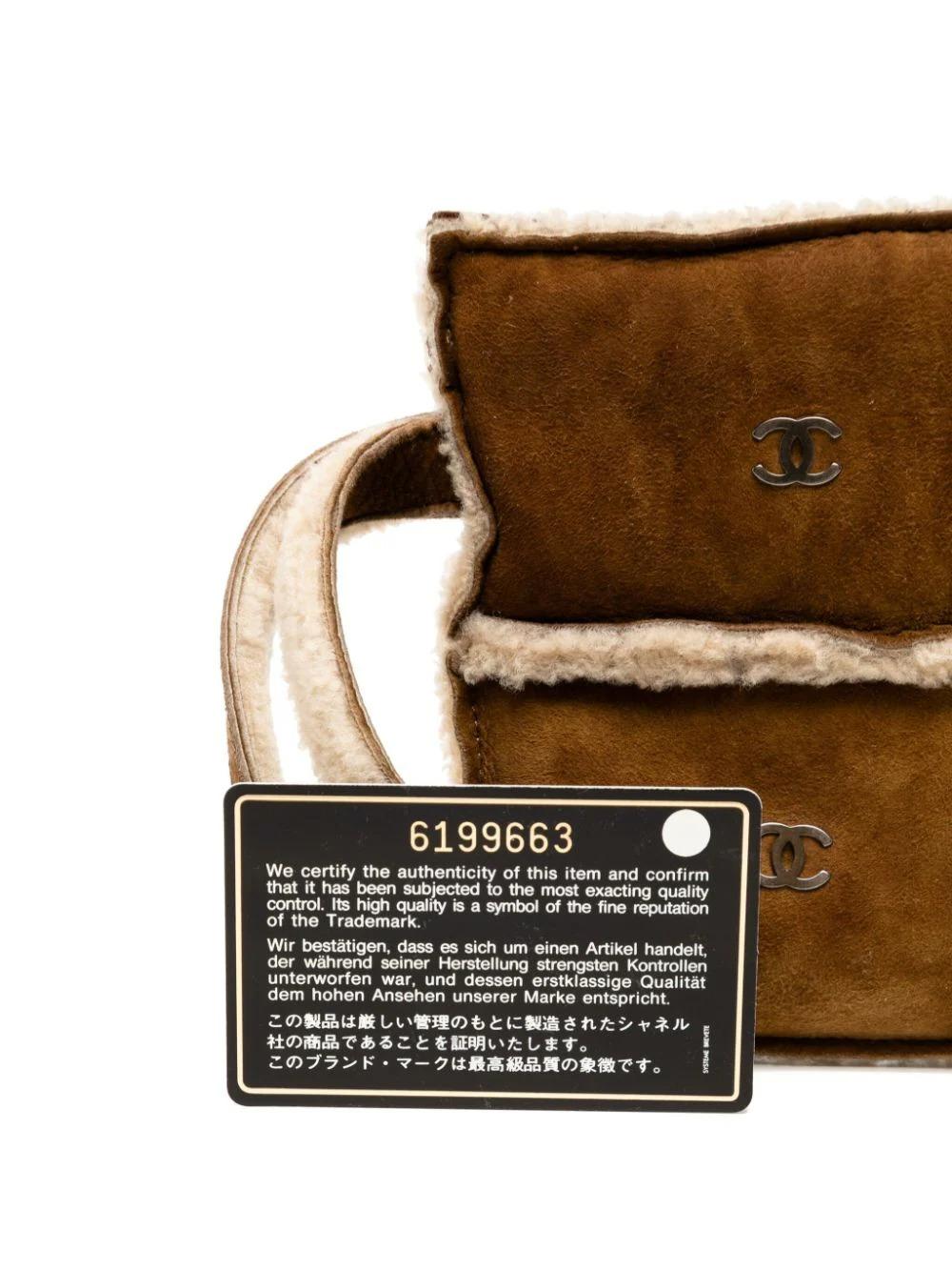 Chanel 2000 Bolso de mano de ante de piel de oveja marrón en Bueno estado para la venta en Miami, FL