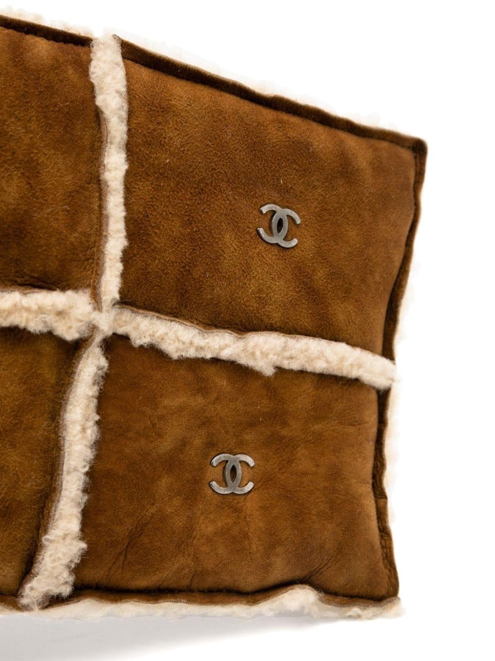 De las mujeres Chanel 2000 Bolso de mano de ante de piel de oveja marrón en venta