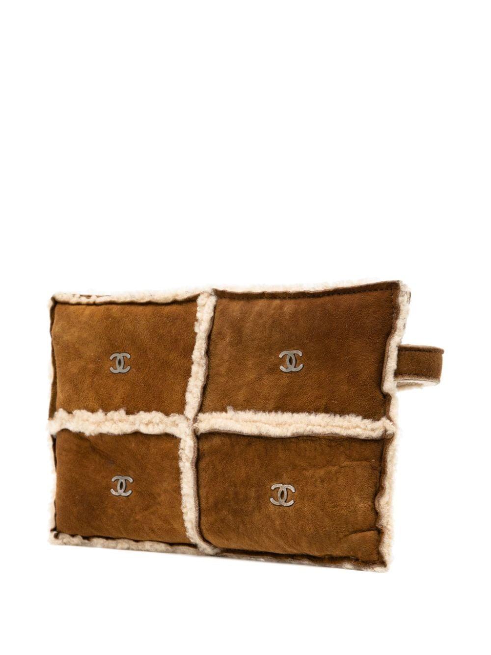 Chanel 2000 Bolso de mano de ante de piel de oveja marrón en venta 1