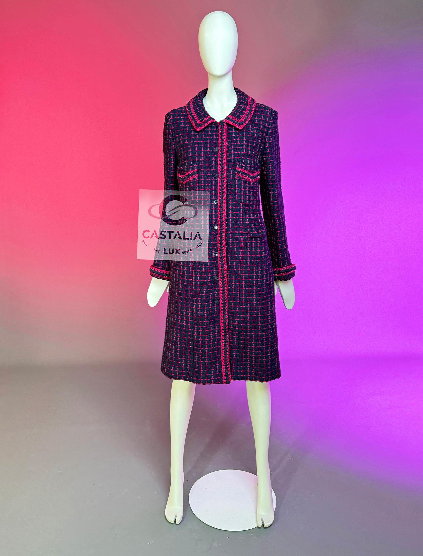 Viola Cappotto Chanel 2000 Couture in tweed con bottoni CC Cube 42 FR in vendita