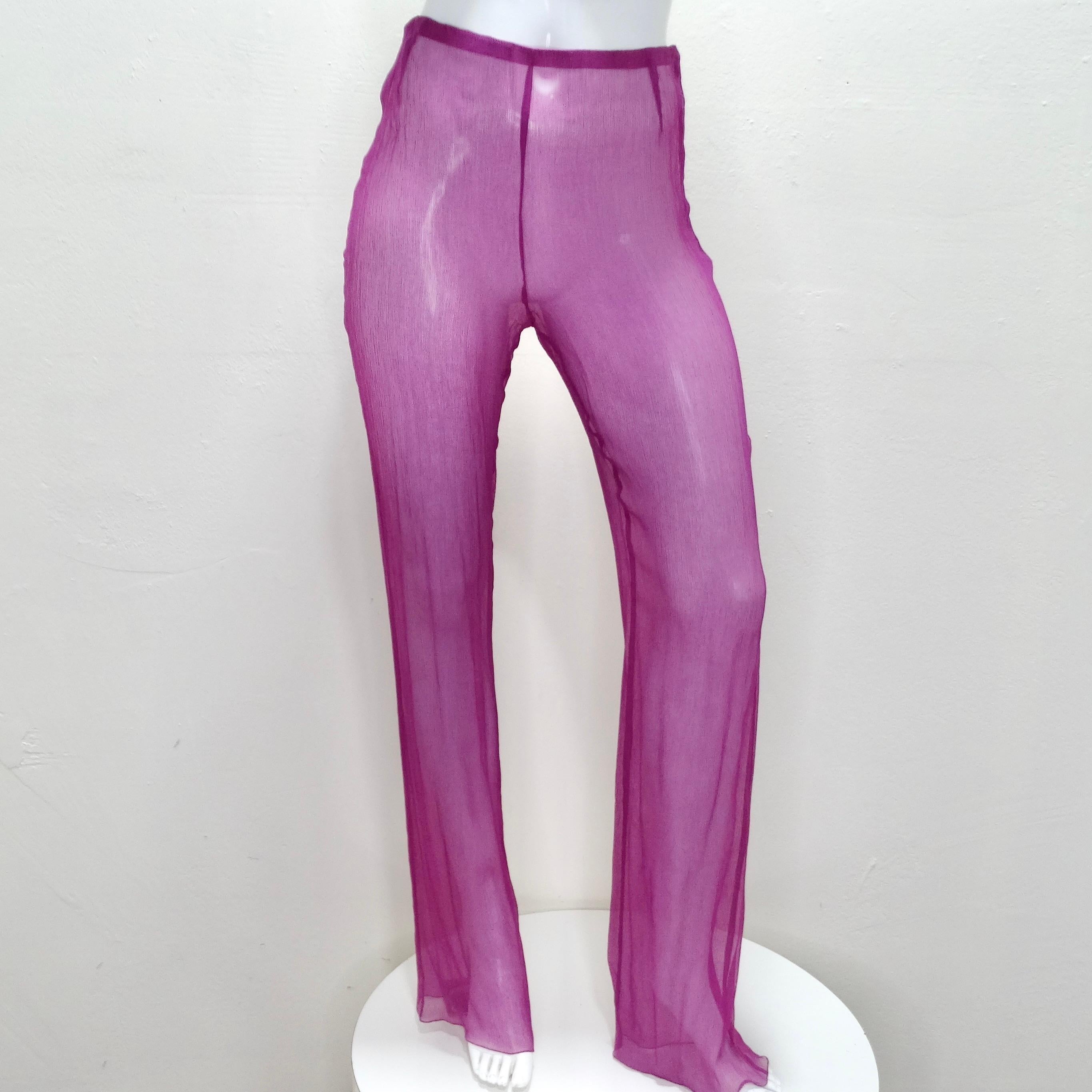 Erweitern Sie Ihre Garderobe mit der zeitlosen Eleganz des Chanel 2000 Purple Silk Dress, Pant & Belt Set, einem Vintage-Ensemble, das Raffinesse und Vielseitigkeit ausstrahlt.

Dieses Outfit aus durchsichtigem Seidenchiffon besteht aus einer