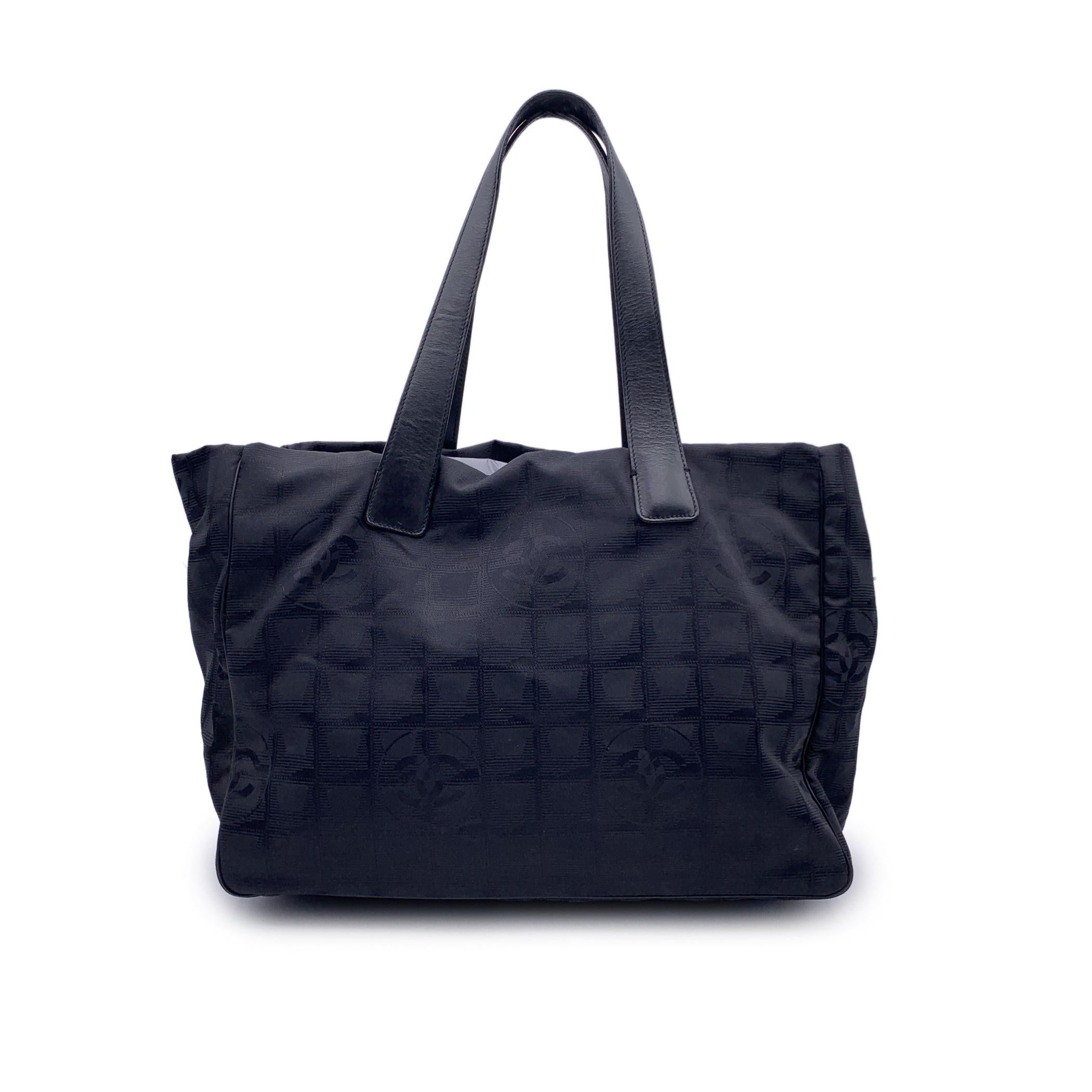 Chanel 2000s Black Nylon New Travel Line Shoulder Tote Bag In Good Condition In Rome, Rome