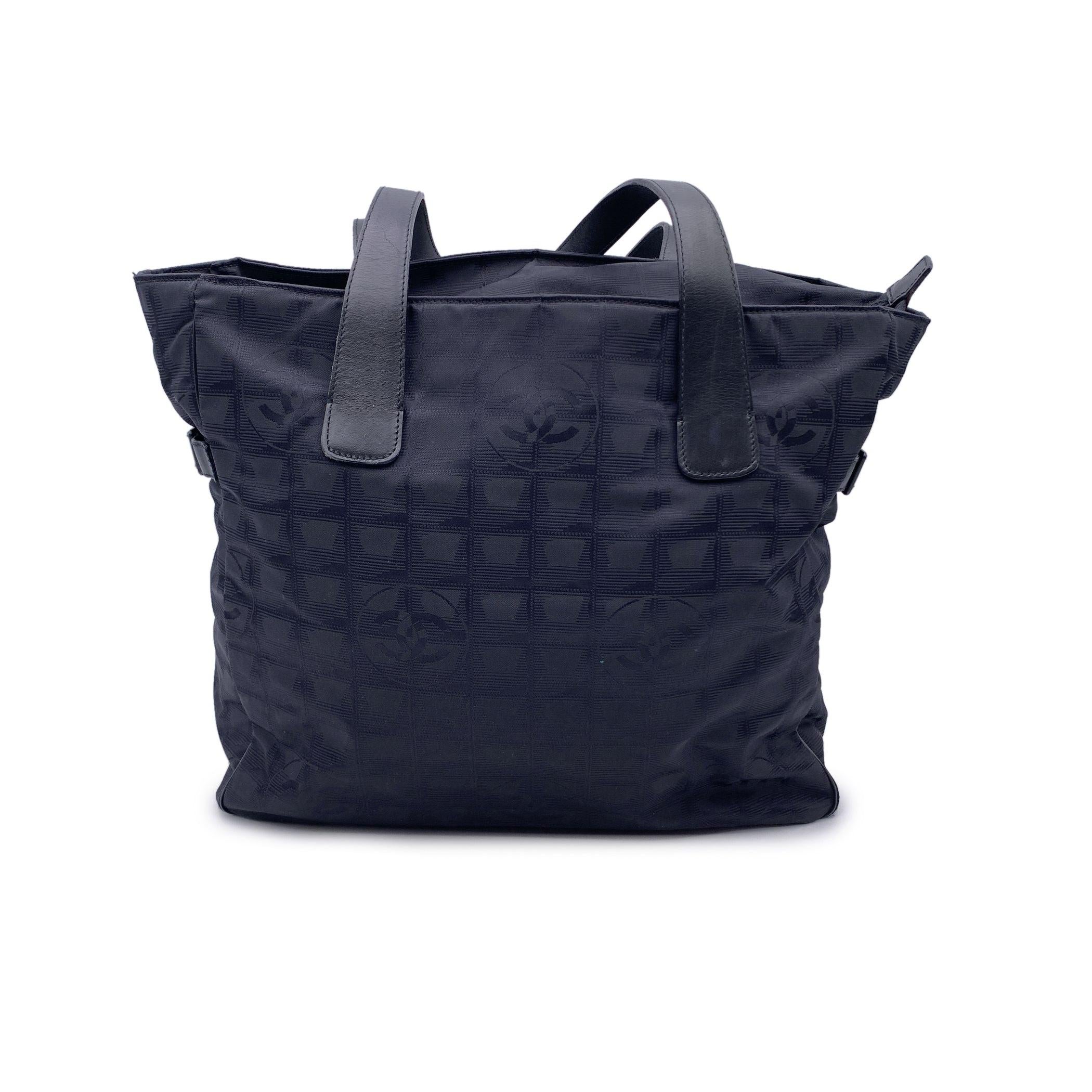 Chanel 2000s Black Nylon New Travel Line Tote Shoulder Bag In Good Condition In Rome, Rome