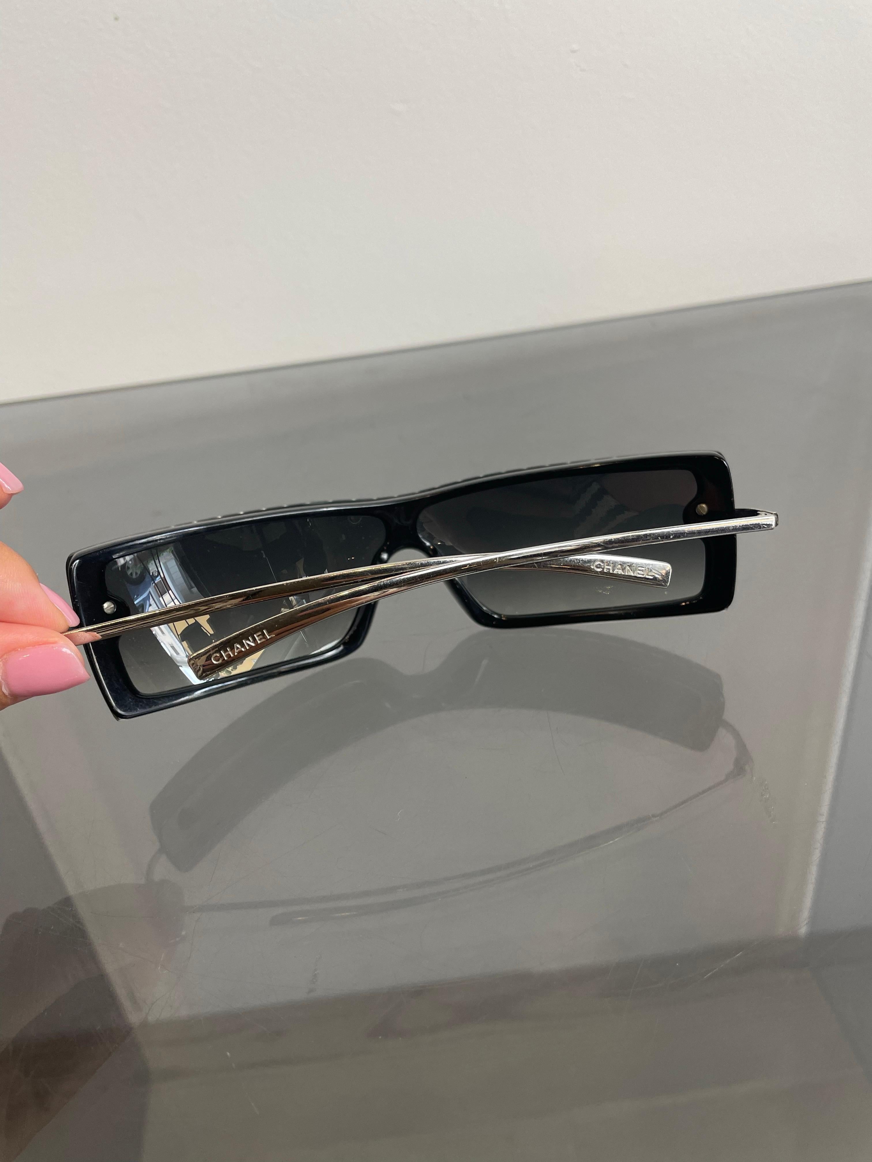 Chanel 2000er schwarz  Sonnenbrille im Zustand „Gut“ im Angebot in Carnate, IT