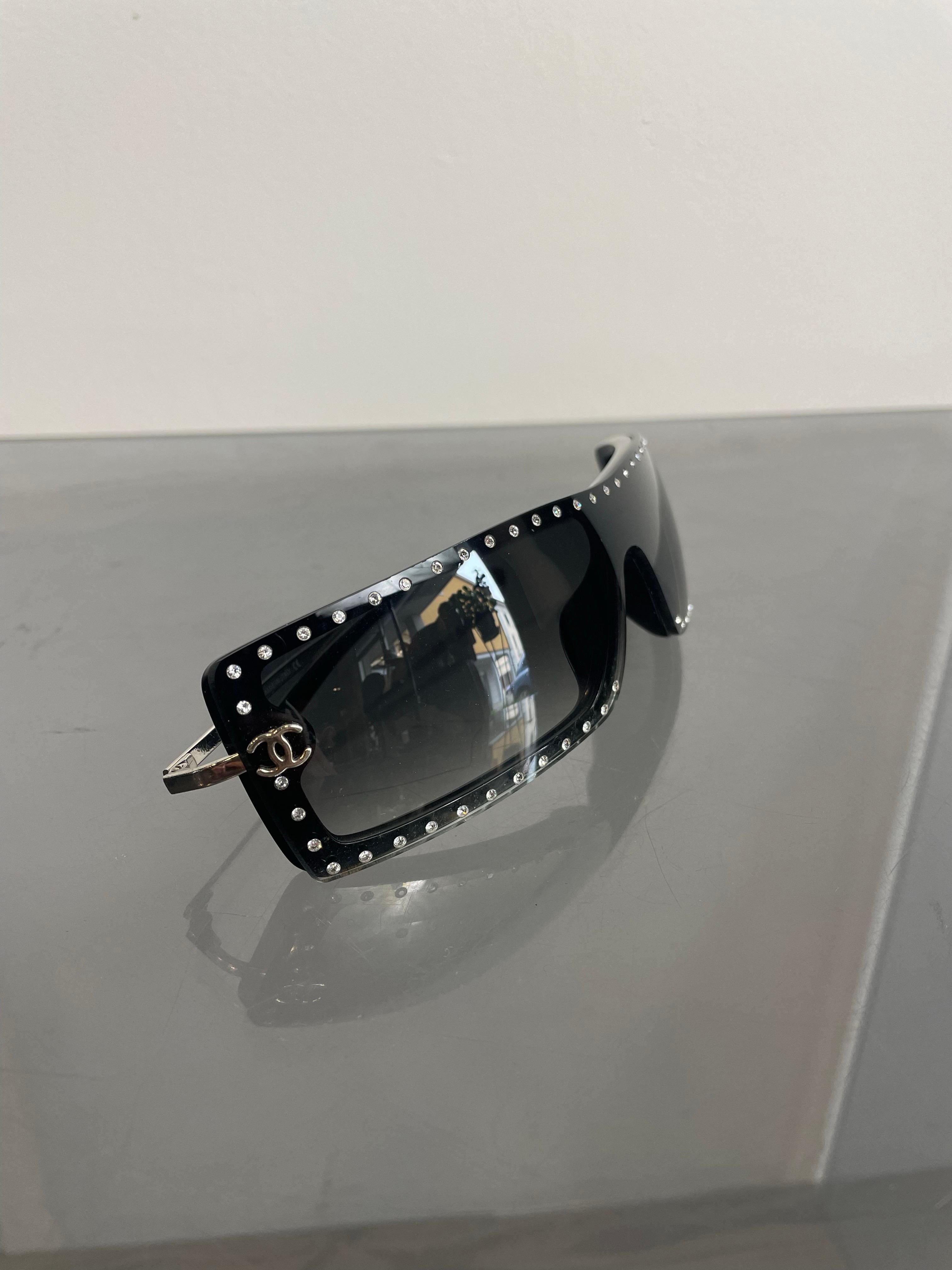 Chanel 2000er schwarz  Sonnenbrille im Angebot