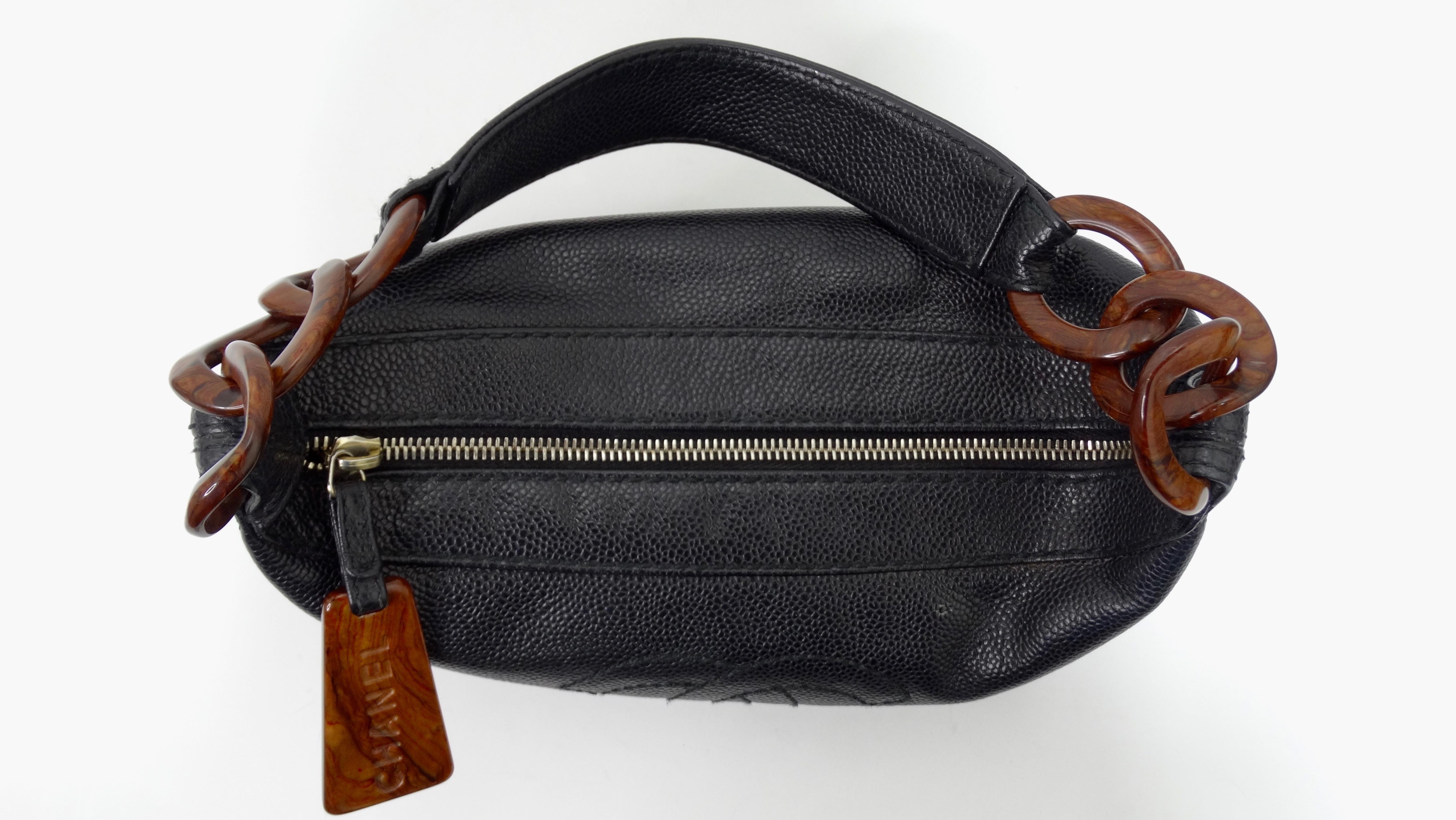Zeigen Sie Ihre CCs! Diese Mini-Hobo-Tasche im Stil von Chanel aus den Jahren 2001-2003 ist aus strapazierfähigem schwarzem Kaviar gefertigt und zeigt das CC in Schwarz auf der Vorderseite mit einem Kettengliedriemen aus Acryl und einem Griff aus