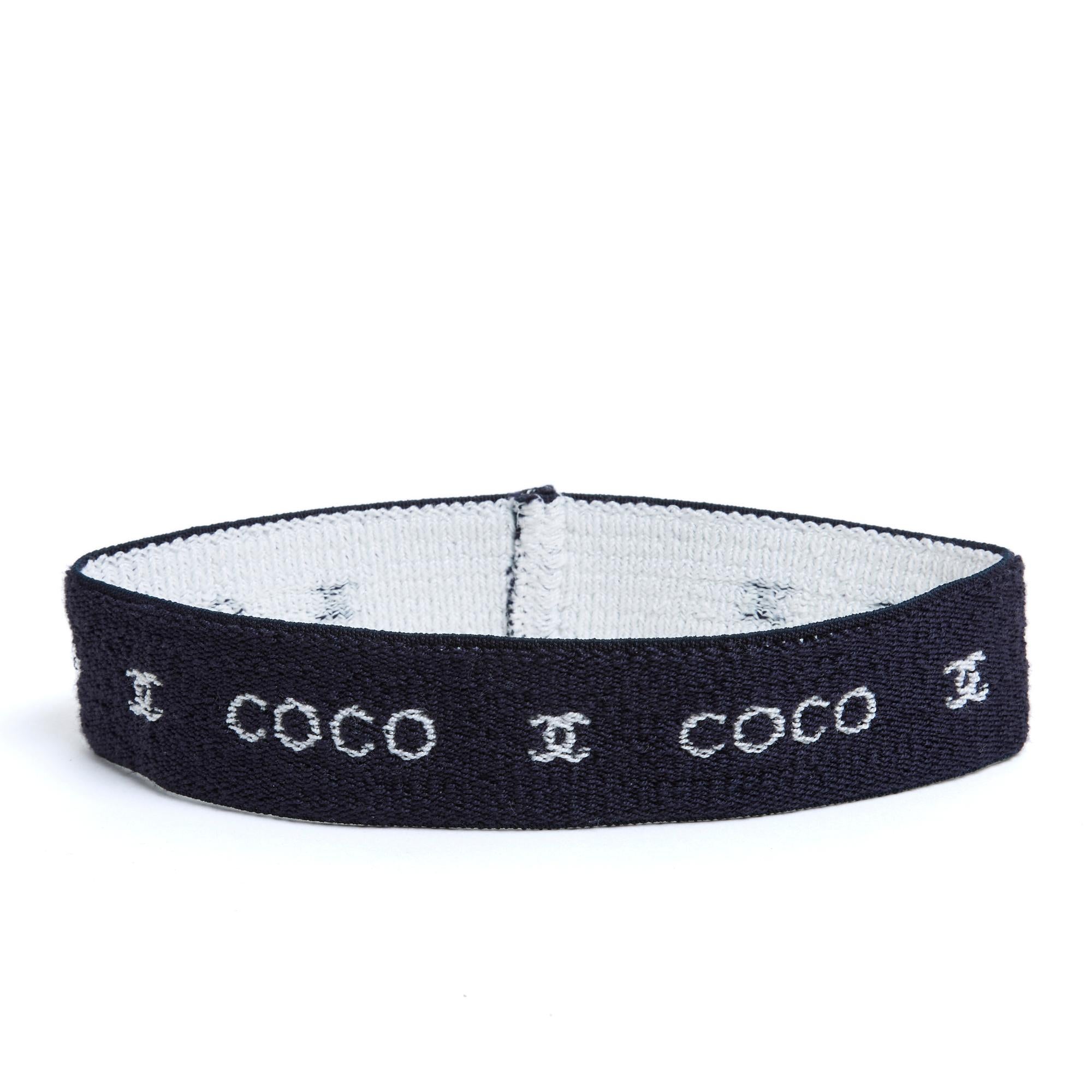 Chanel set circa 2000 consisting of a headband and a wristband in navy blue elastic terry cloth with Coco and CC inscription in white all around. Width of the headband 4 cm, length (flat and without stretching) 22 cm or 44 cm head circumference,