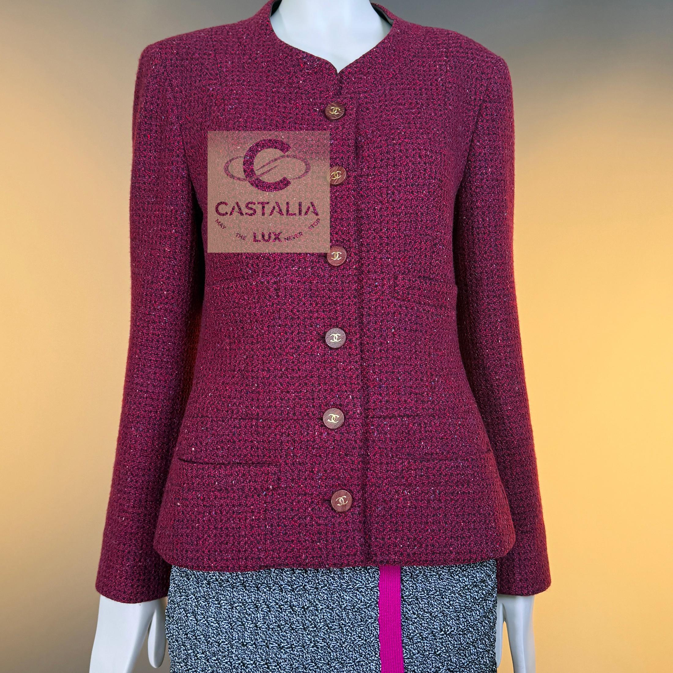 CHANEL 2000s Era Couture Relic Burgundy Tweed Jacket en venta 6