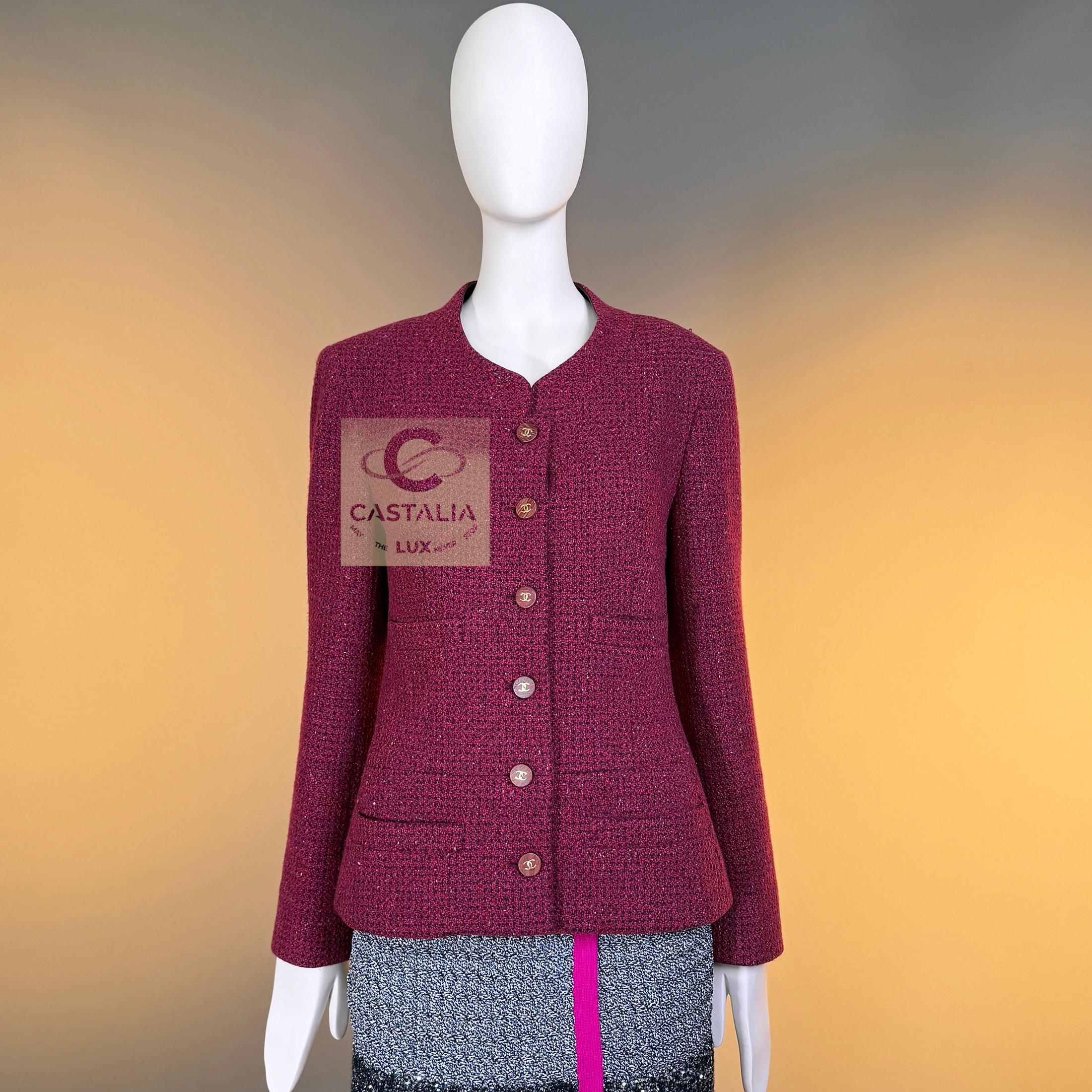 CHANEL 2000s Era Couture Relic Burgundy Tweed Jacket Púrpura en venta