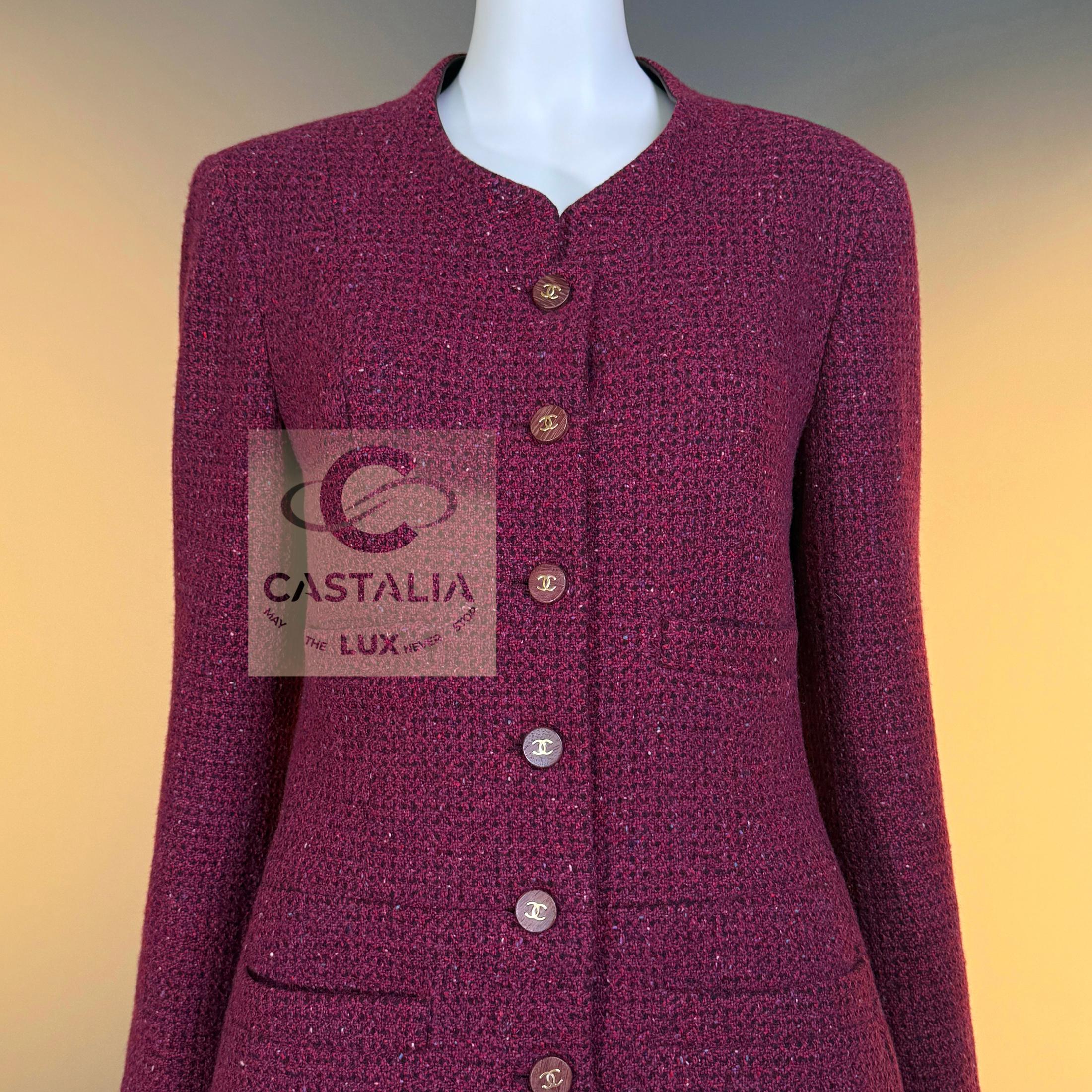 CHANEL 2000s Era Couture Relic Burgundy Tweed Jacket en Nuevo estado para la venta en Dubai, AE