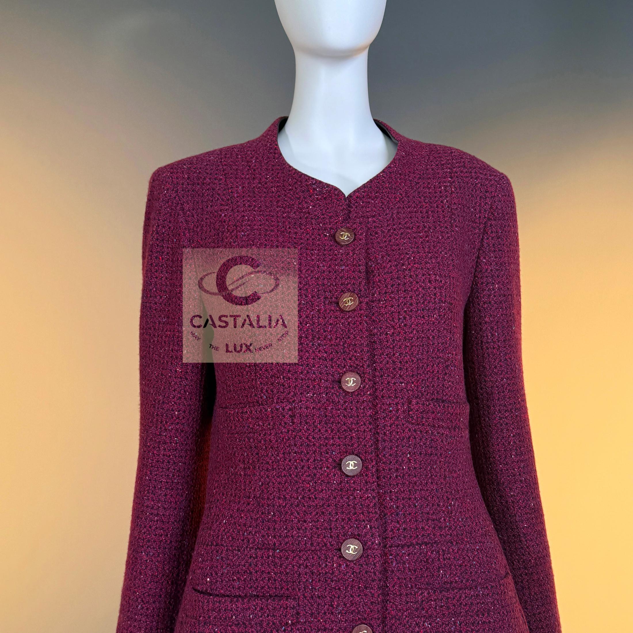 Femenino o masculino CHANEL 2000s Era Couture Relic Burgundy Tweed Jacket en venta