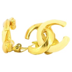 Chanel 2000
s Gold Earrings Chanel 2000
s Gold Earrings