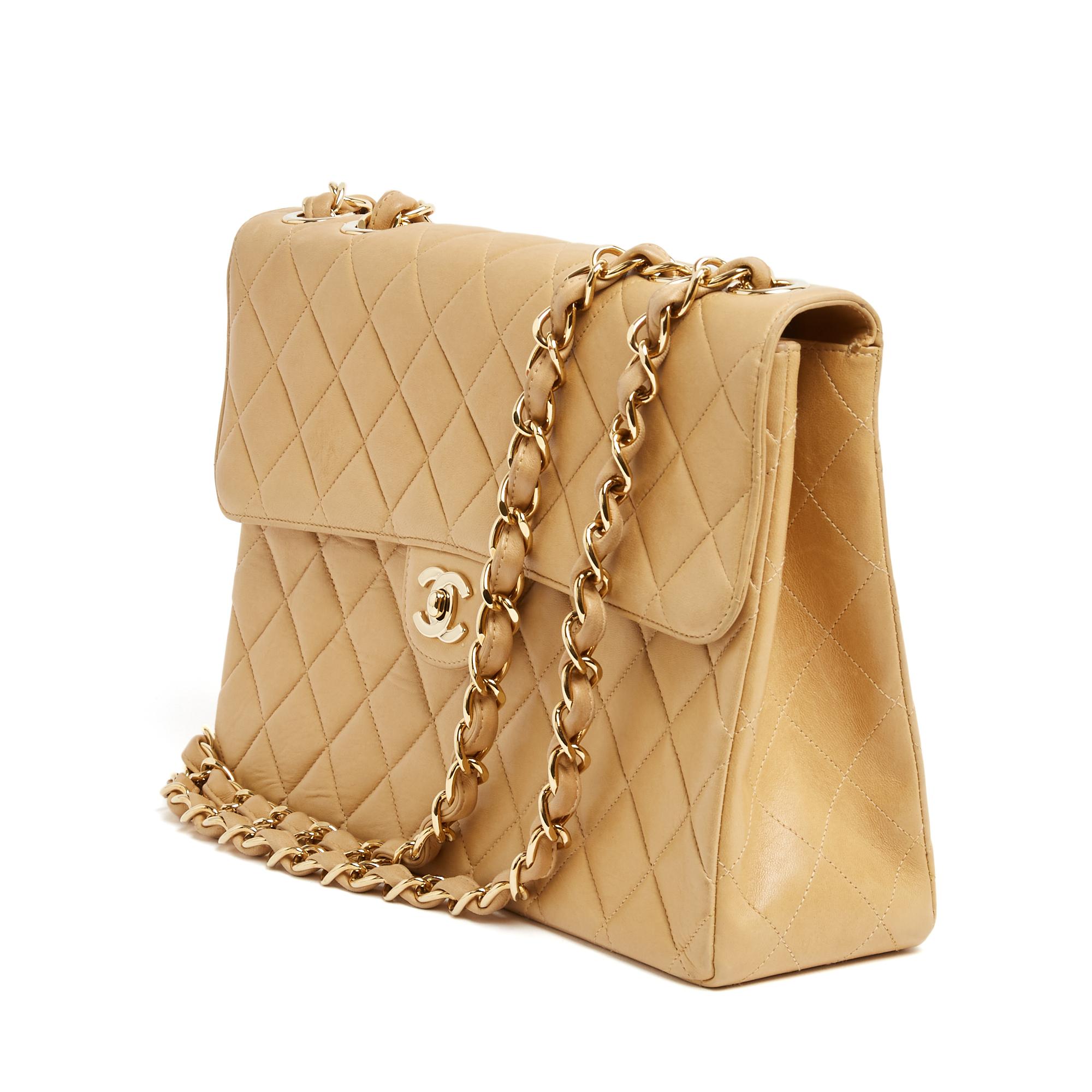Chanel Timeless series bag, Grand Sac Classique model, in smooth beige leather and gold metal, a large pocket on the back, simple flap with CC or Turnlock clasp, interior in coordinated leather with a zipped pocket and a patch pocket, shoulder strap