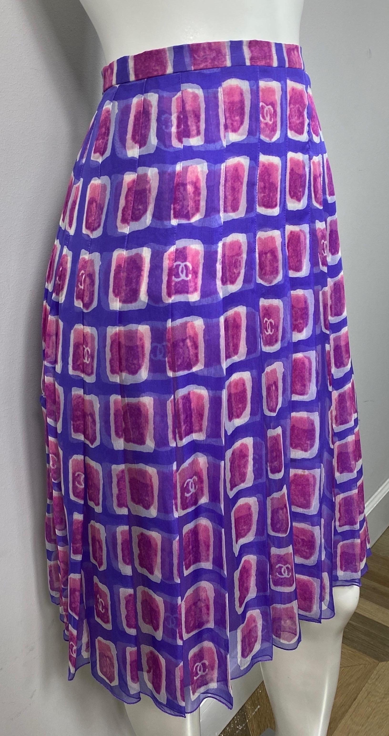 Chanel 2001 Purple and Fuchsia Silk Print Skirt - Size 40 In Good Condition In West Palm Beach, FL