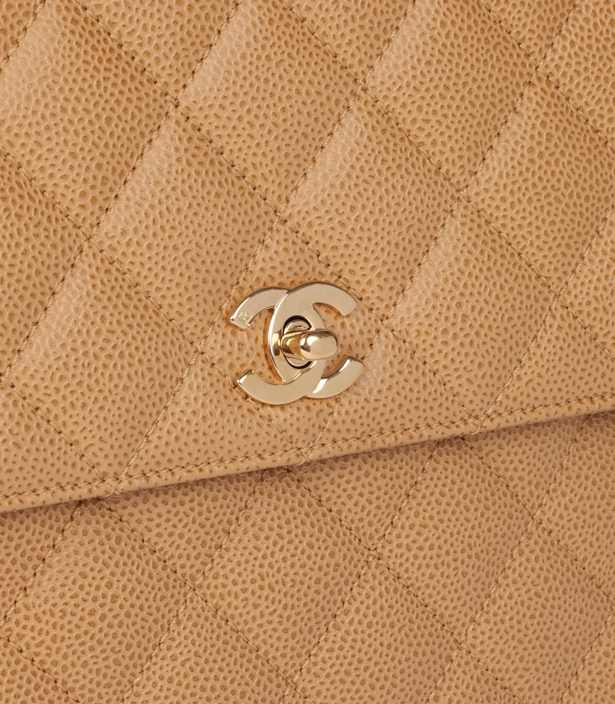 Chanel 2001 Rare Vintage Kelly Top Handle Beige Quilted Caviar Classic Flap Bag In Good Condition For Sale In Miami, FL