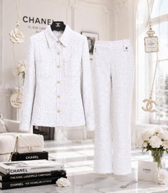 CHANEL 2001 Runway Ecru Tweed Suit with CC Buttons 38 FR
