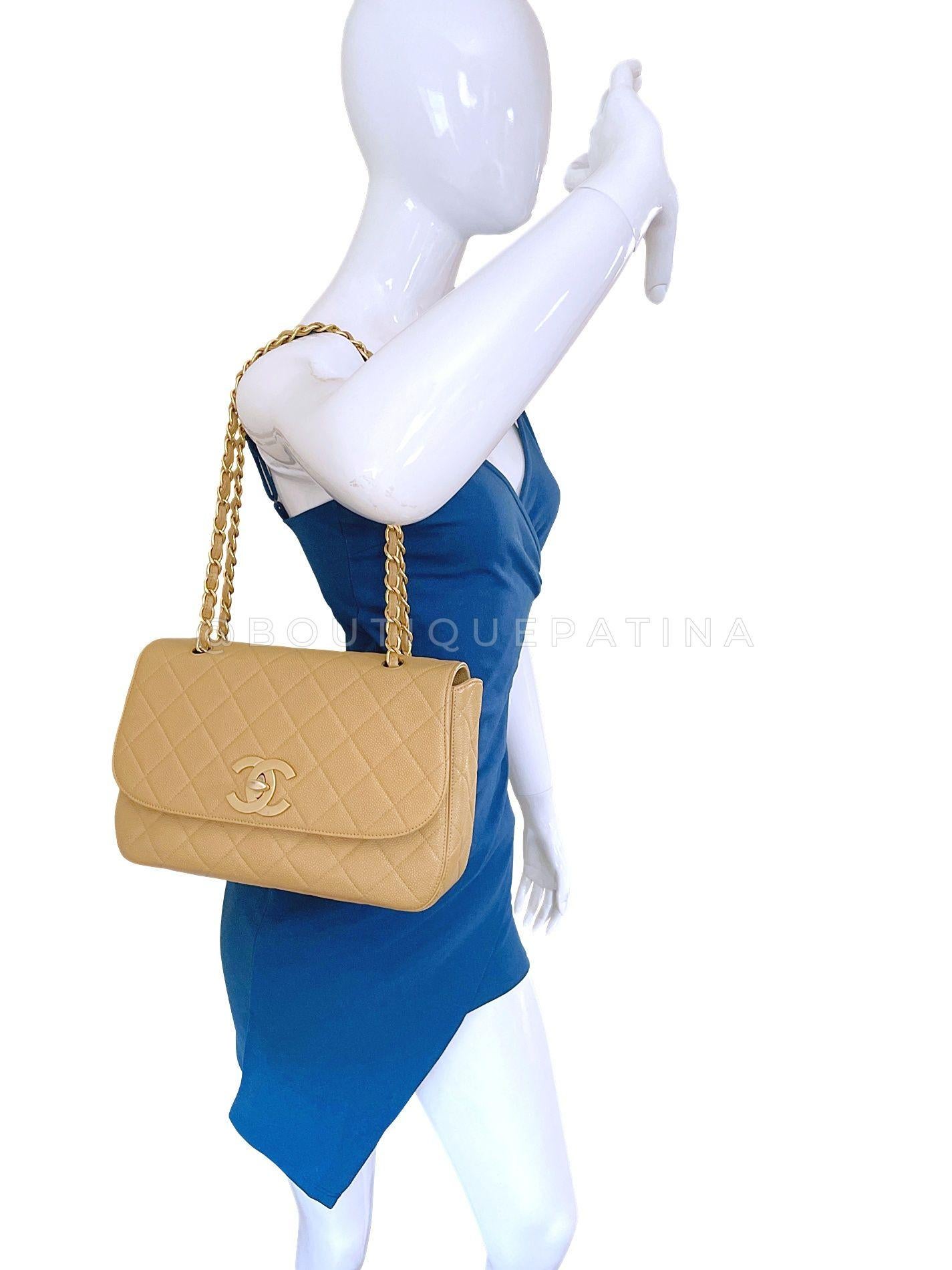 Chanel 2001 Vintage Beige Caviar Jumbo Classic Flap Bag 24k GHW Curved 68128 For Sale 10