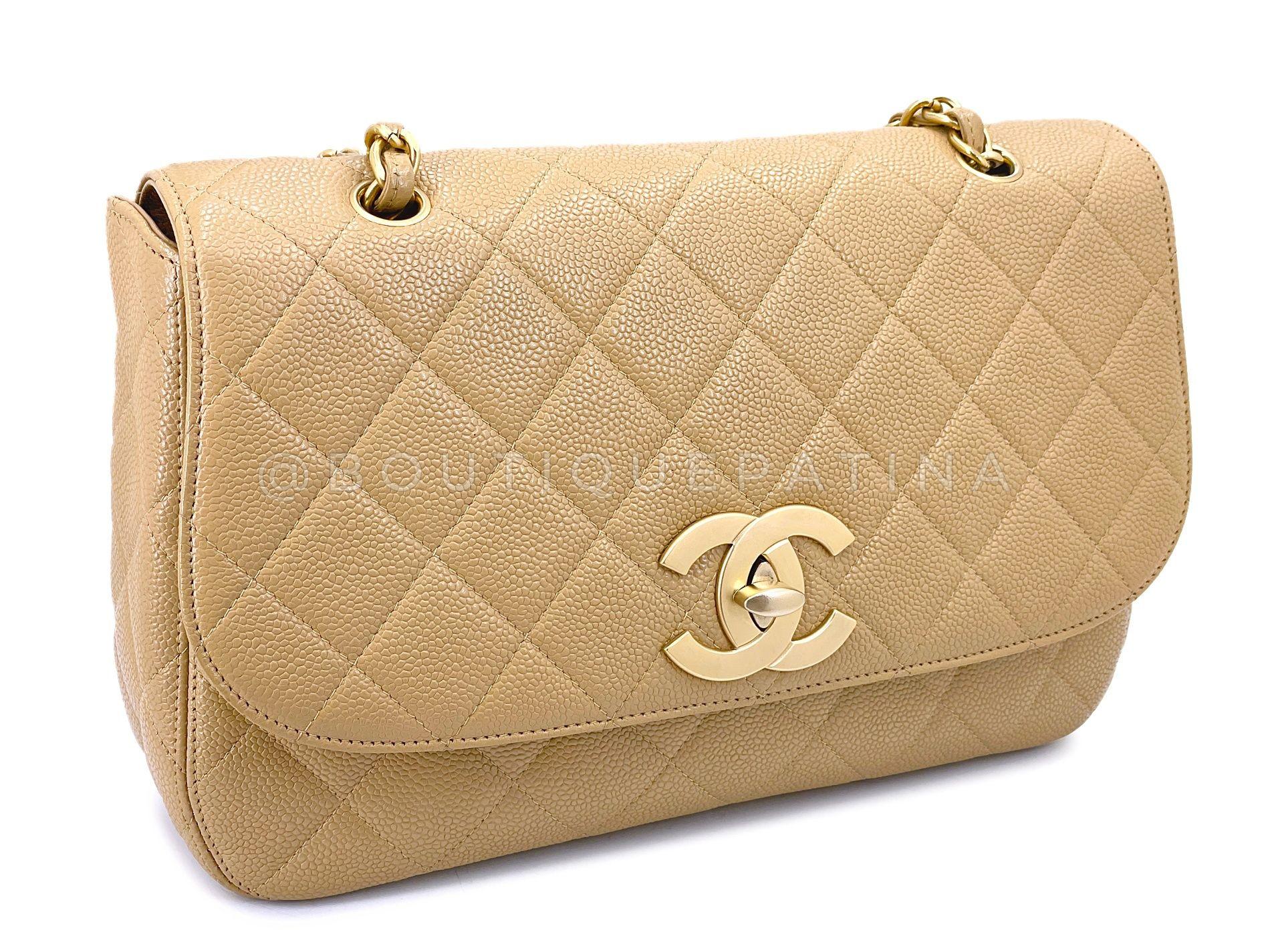 Chanel 2001 Vintage Beige Caviar Jumbo Classic Flap Bag 24k GHW Curved 68128 In Excellent Condition For Sale In Costa Mesa, CA