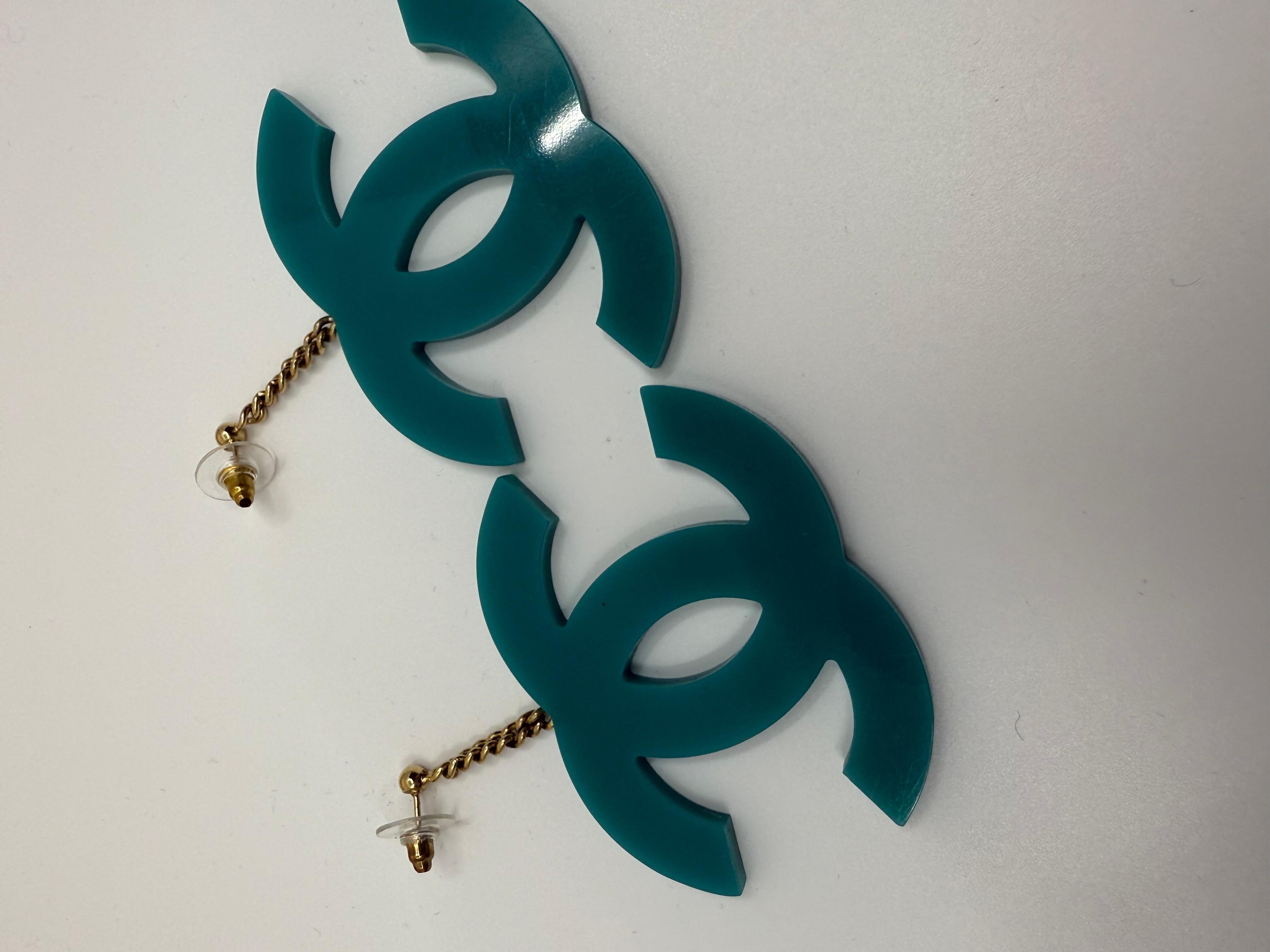 Chanel 2001 Vintage Teal Blau Grün Jumbo CC Lucite XL Ohrringe durchbohrt im Zustand „Gut“ im Angebot in Rowland Heights, CA
