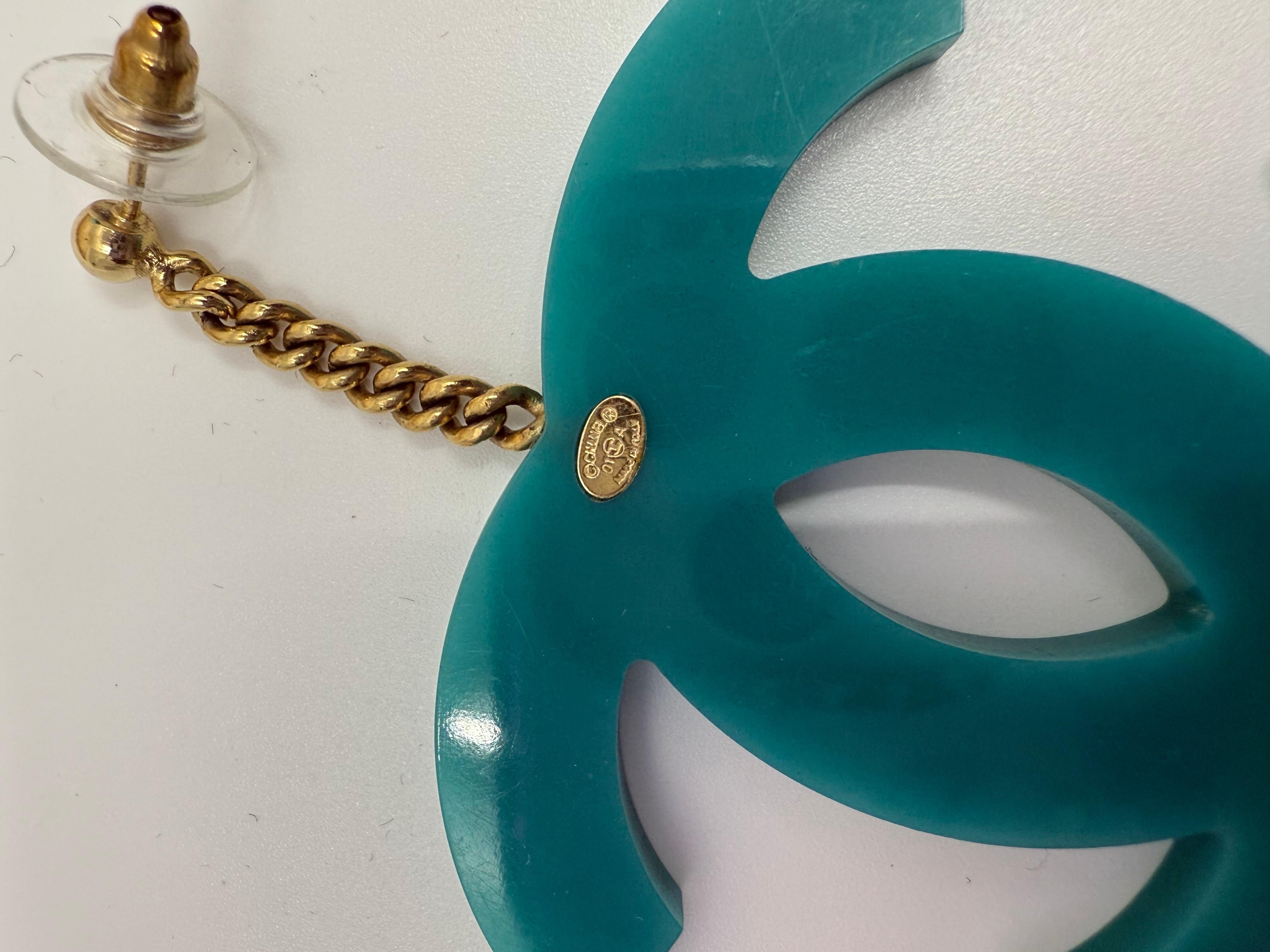 Chanel 2001 Vintage Teal Blau Grün Jumbo CC Lucite XL Ohrringe durchbohrt im Angebot 1