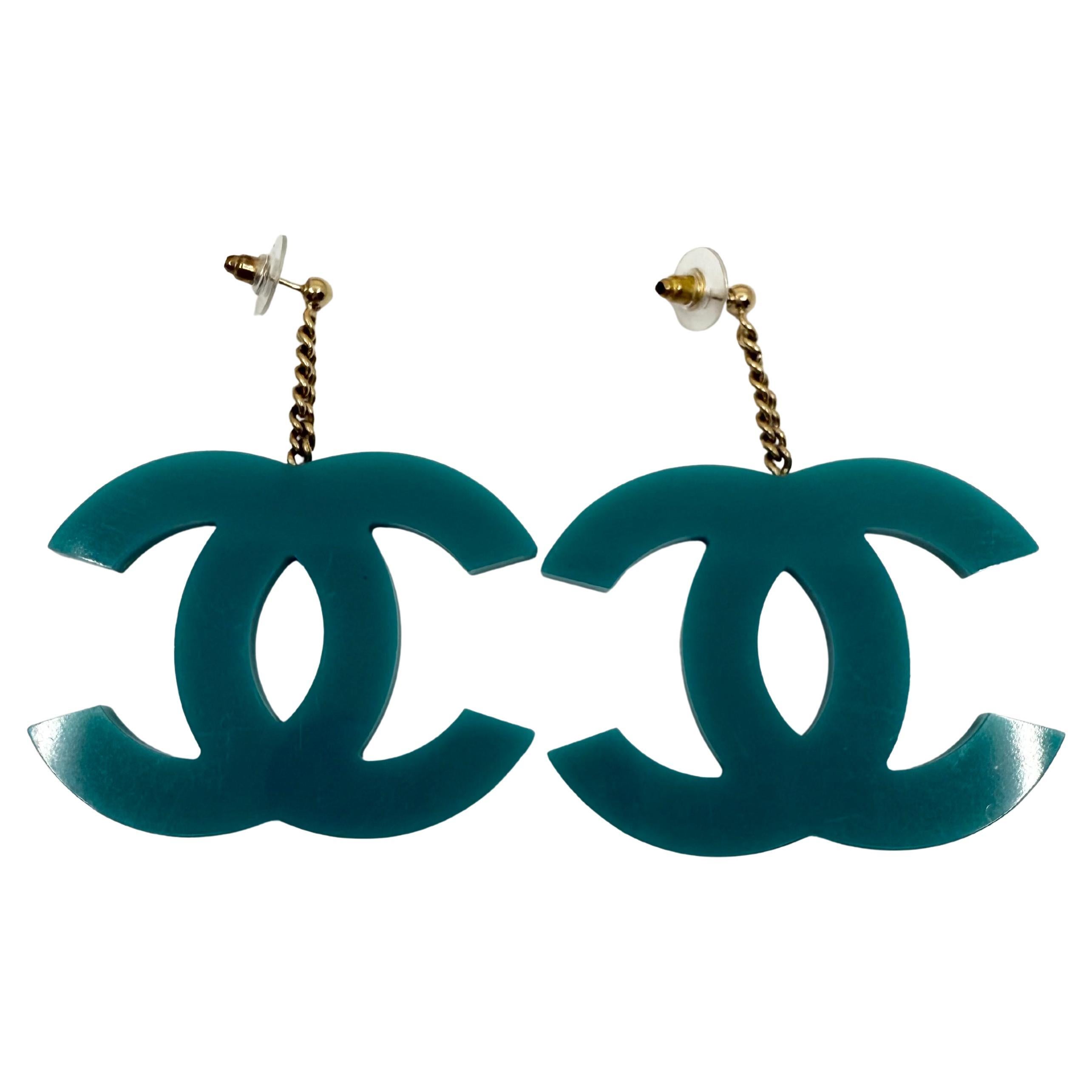 Chanel 2001 Vintage Teal Blau Grün Jumbo CC Lucite XL Ohrringe durchbohrt im Angebot