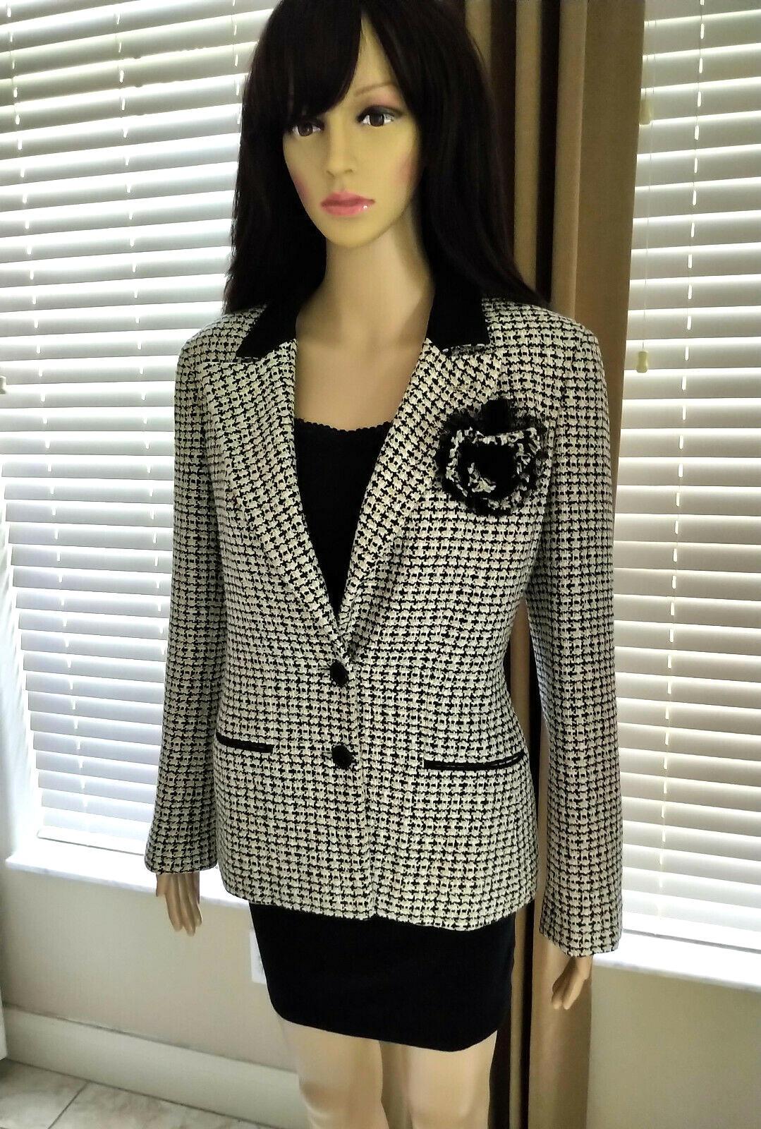 Chanel 2002 02P Sage Green, Black, White Camellia Tweed Jacket FR 38/ US 4 6  For Sale 1
