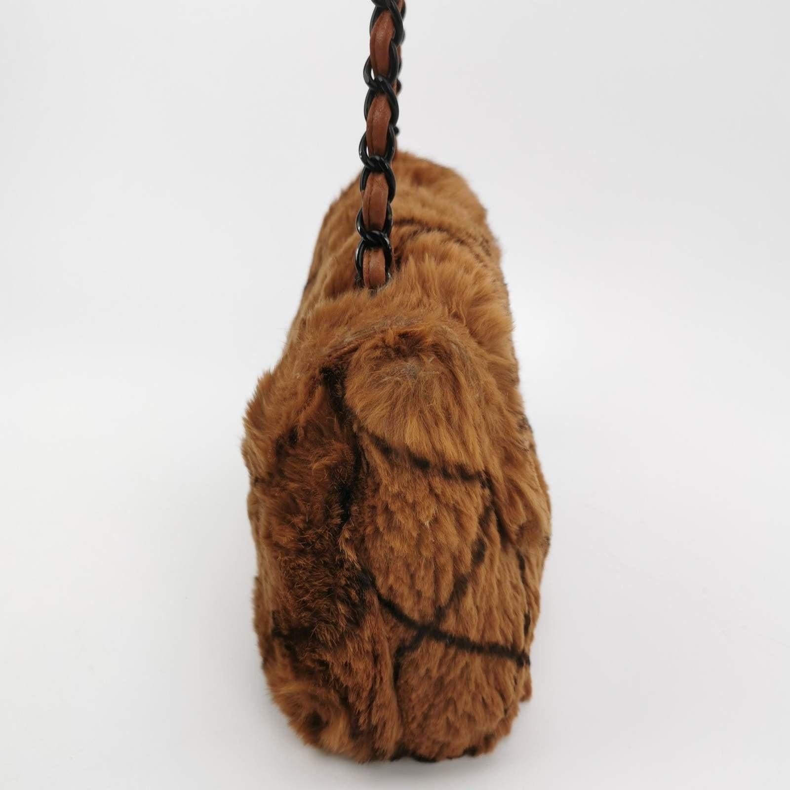 Chanel 2002 Brown Lapan Rabbit Fur Vintage Flap Bag In Good Condition In AUBERVILLIERS, FR