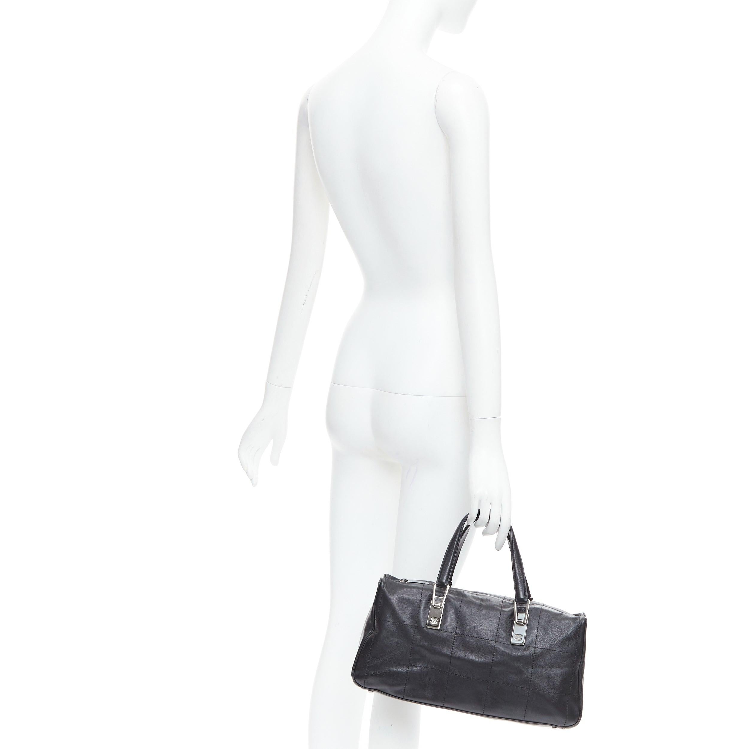 CHANEL 2002 Chocolate Bar black silver logo topstitch boston bag
Reference: JHDN/A00008
Brand: Chanel
Designer: Karl Lagerfeld
Collection: 2002
Material: Leather
Color: Black, Silver
Pattern: Solid
Closure: Zip
Lining: Black Fabric
Extra Details: